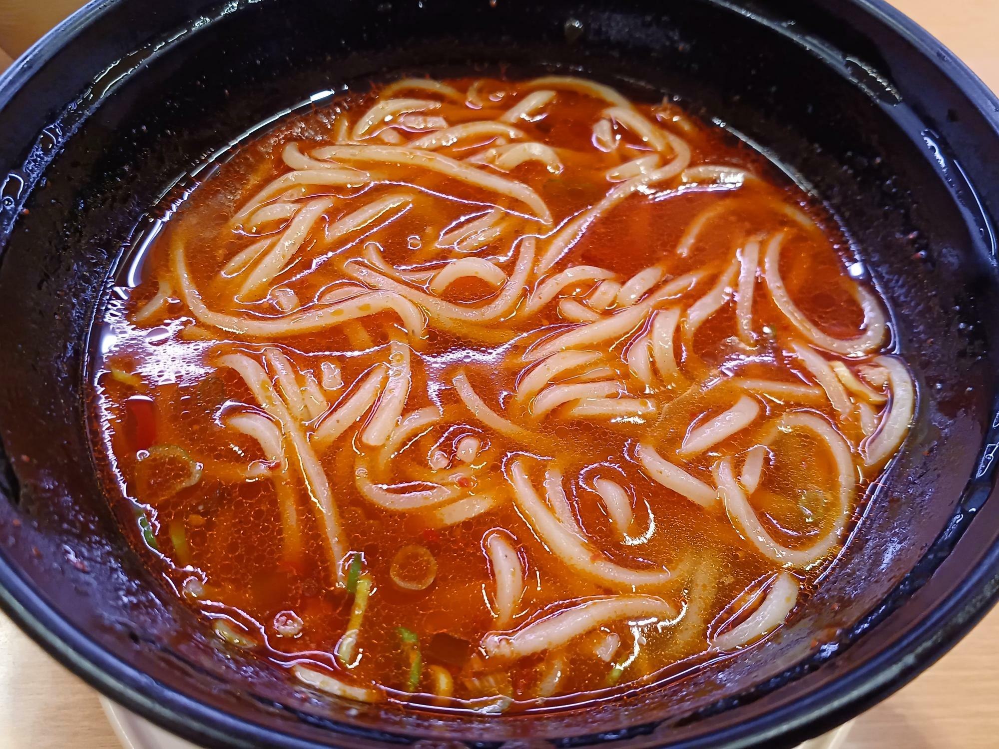 少しかき混ぜて、麺にスープをまとわせる