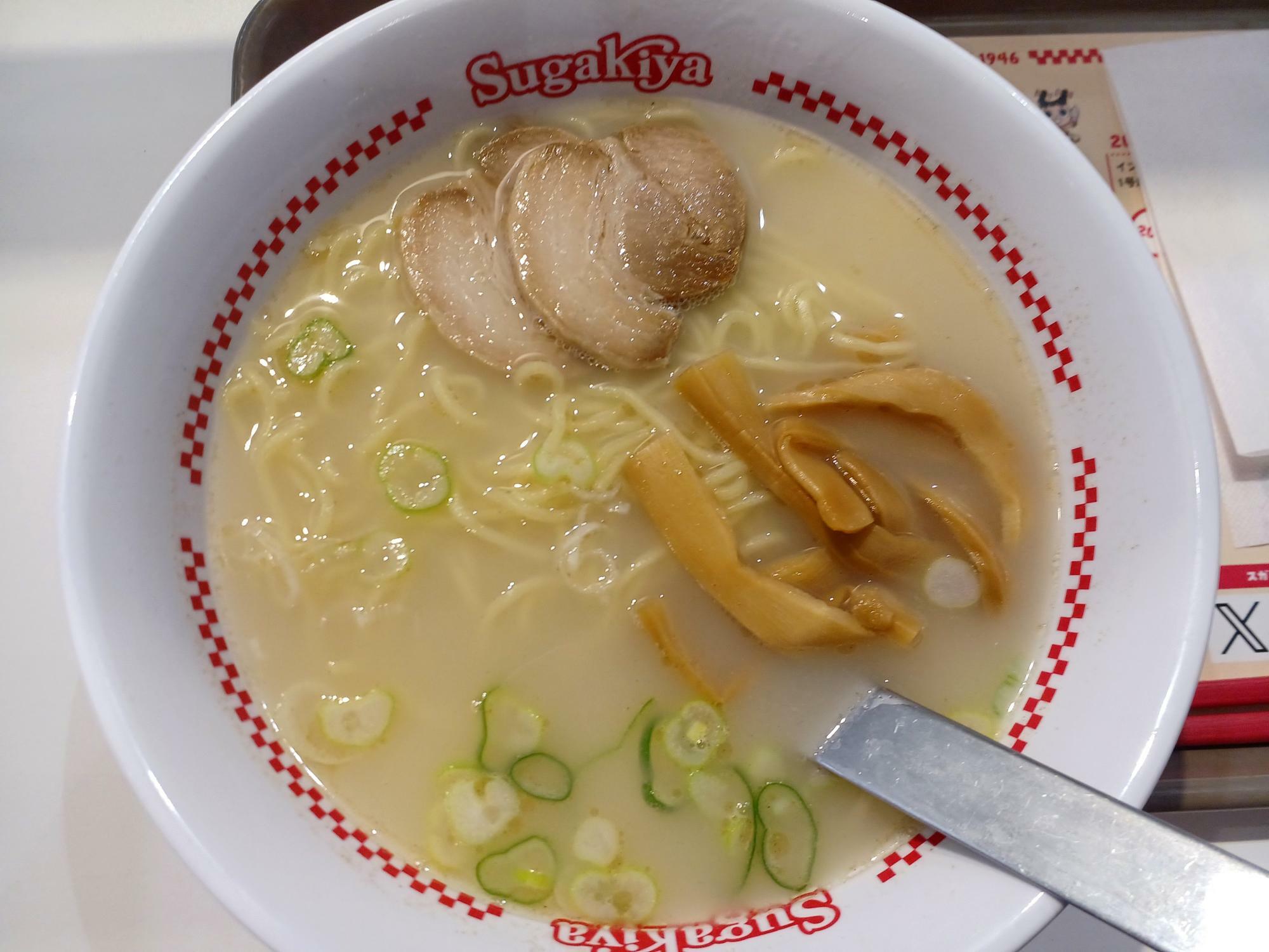 ラーメン（エスカ店は税込み４９０円。他店は４３０円）