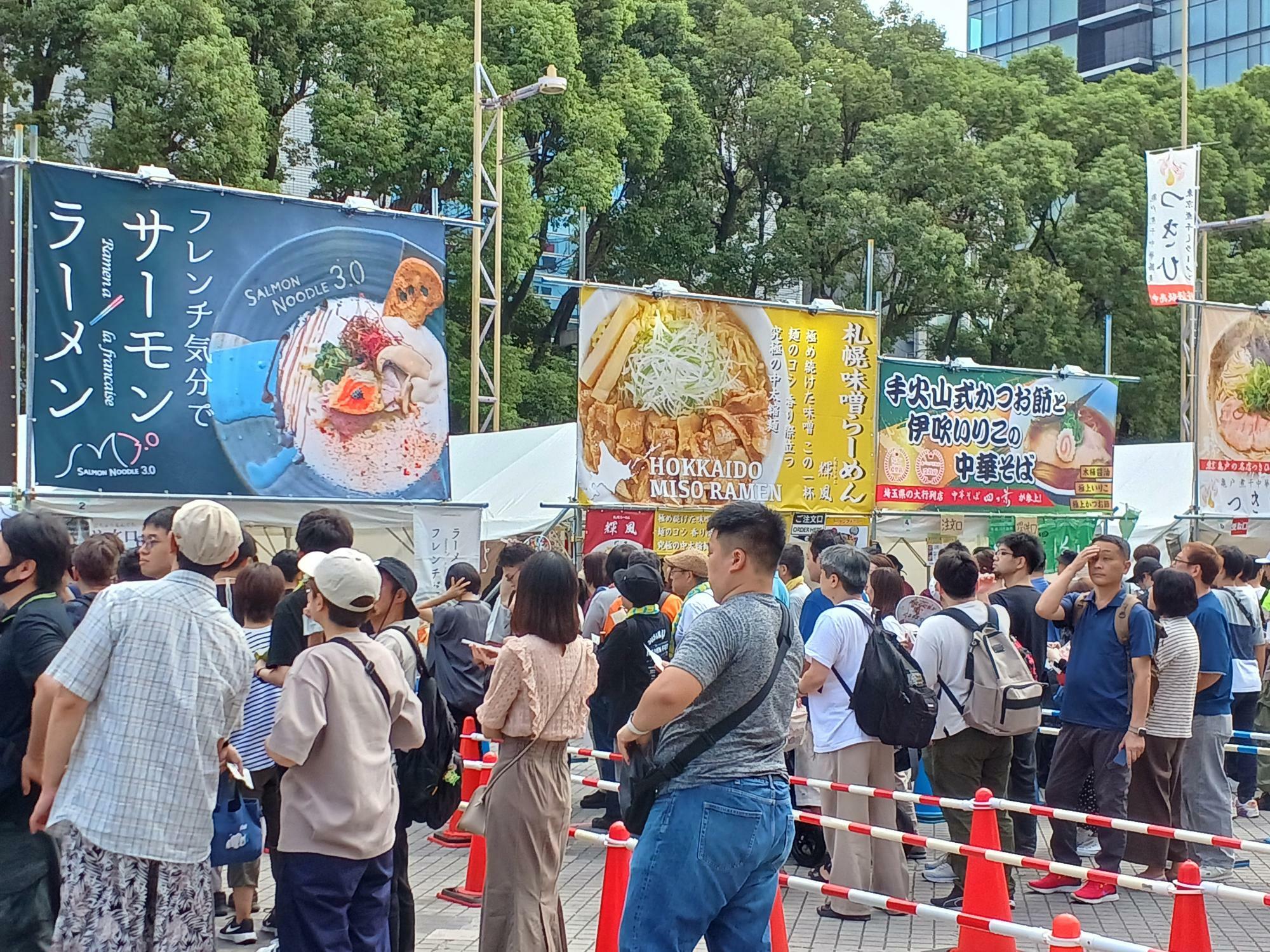 ラーメンブースに並ぶ行列