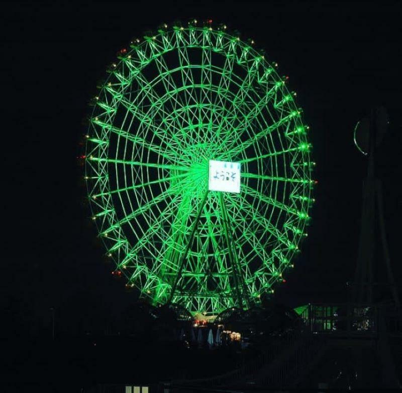 夜にライトアップされた大観覧車