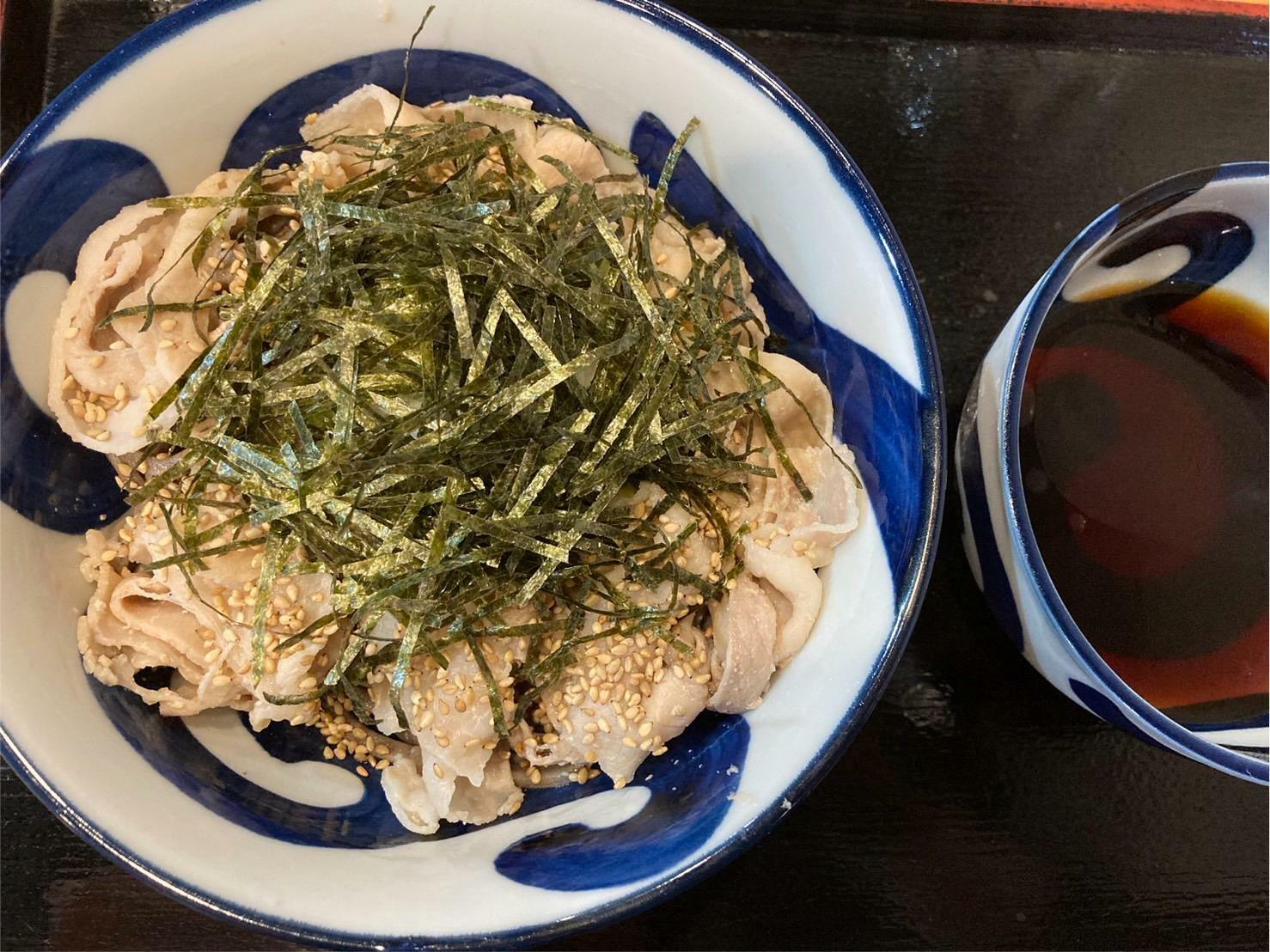 お肉で麺が見えない。すごい好き。