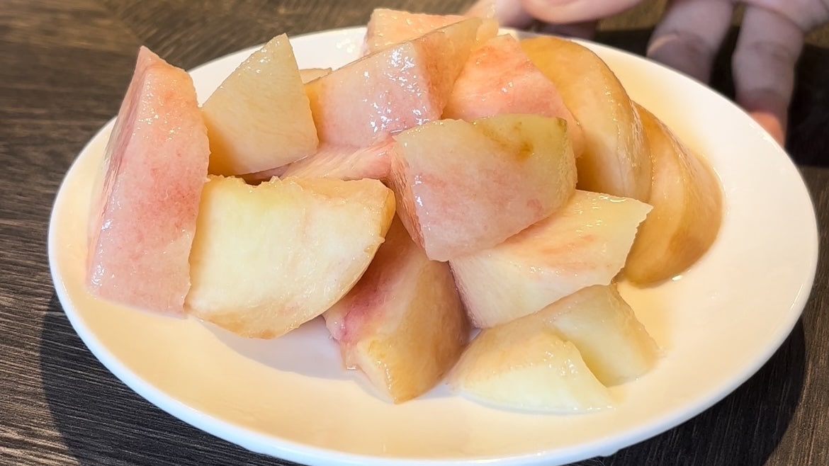 桃は食べる前に食べやすいサイズに切ってくれます