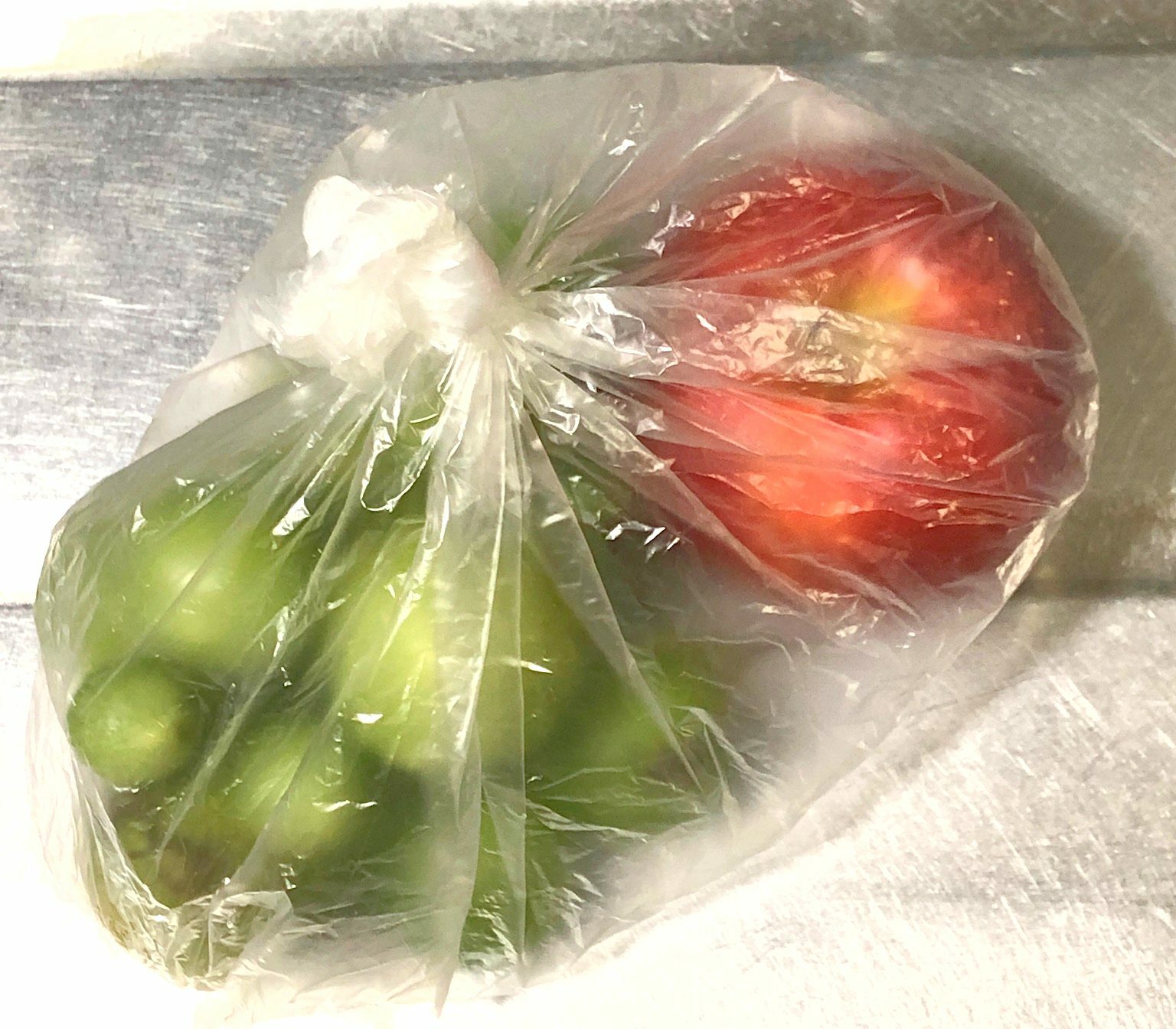 青いミニトマトは袋に入れ温かい場所で熟するのを待ちましょう