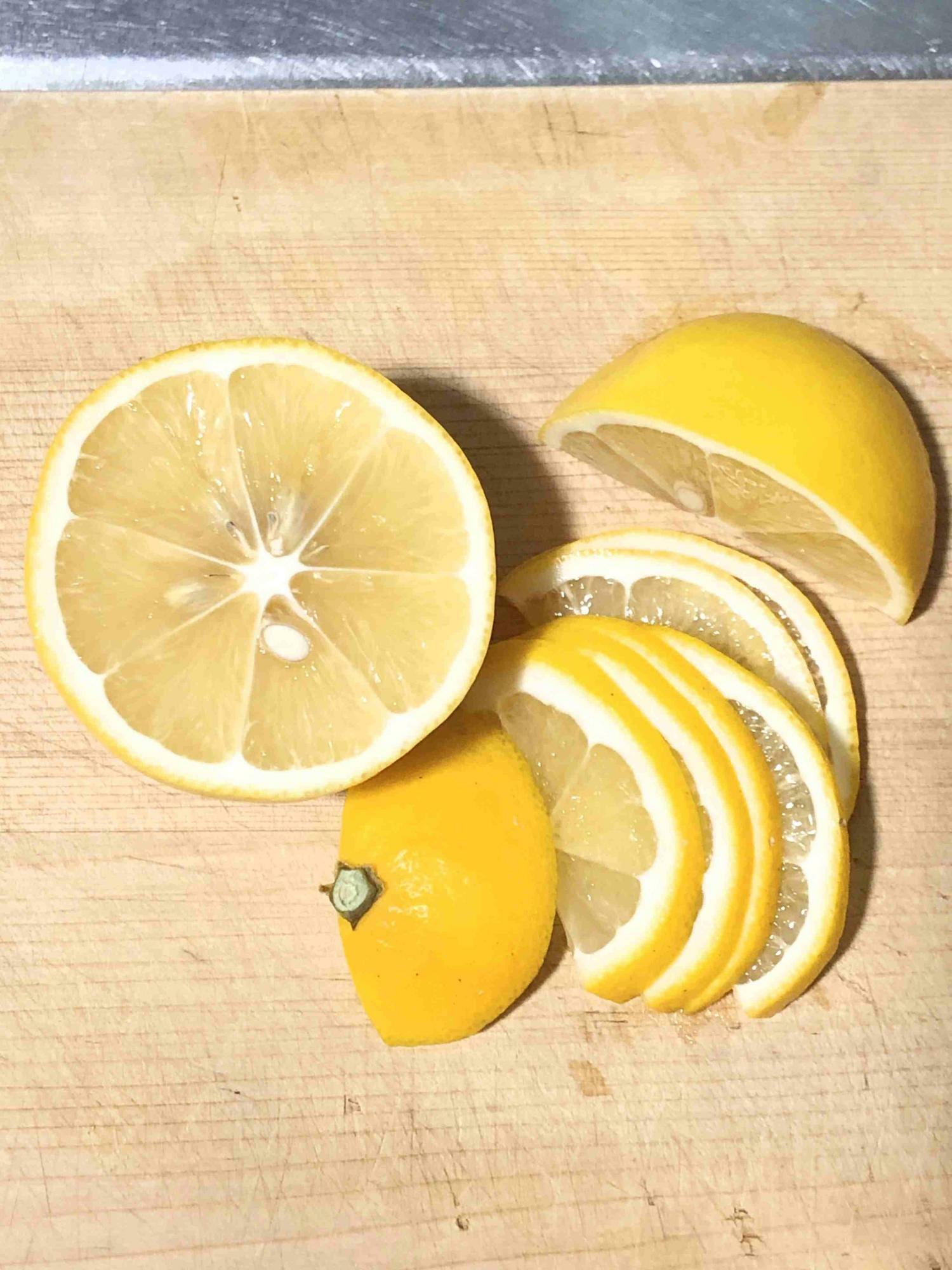 レモンの半分は果汁を絞る用にし、半分はスライス