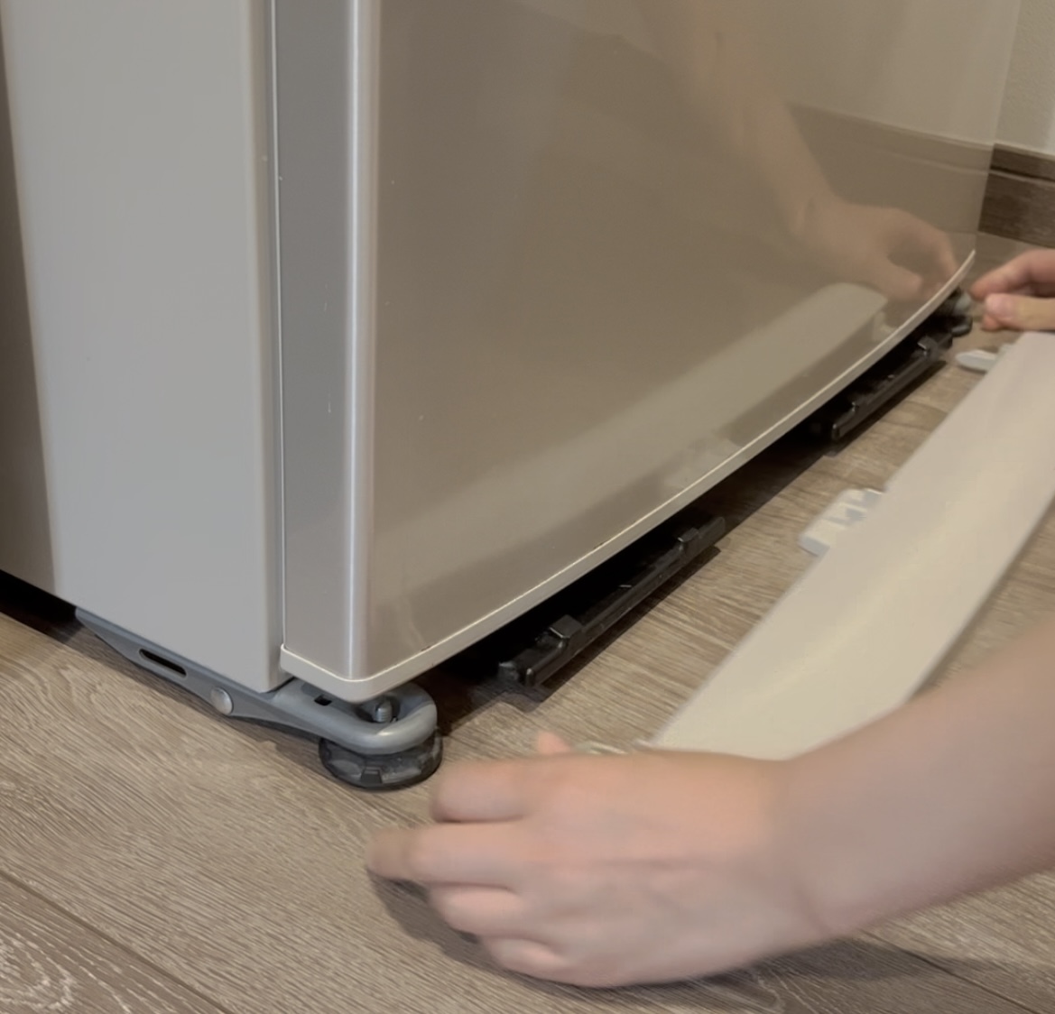 冷蔵庫のカバーは簡単に引っ張ればはずれます。