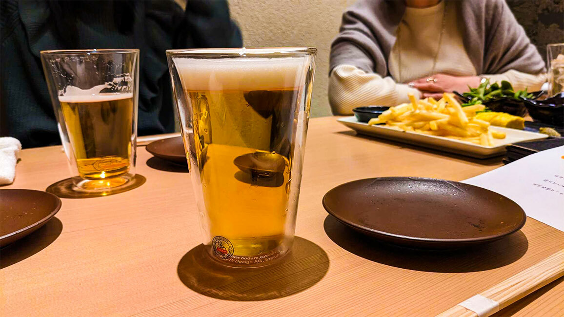 ダブルウォールグラスで提供がお洒落かつ冷え冷えで美味しい生ビール。