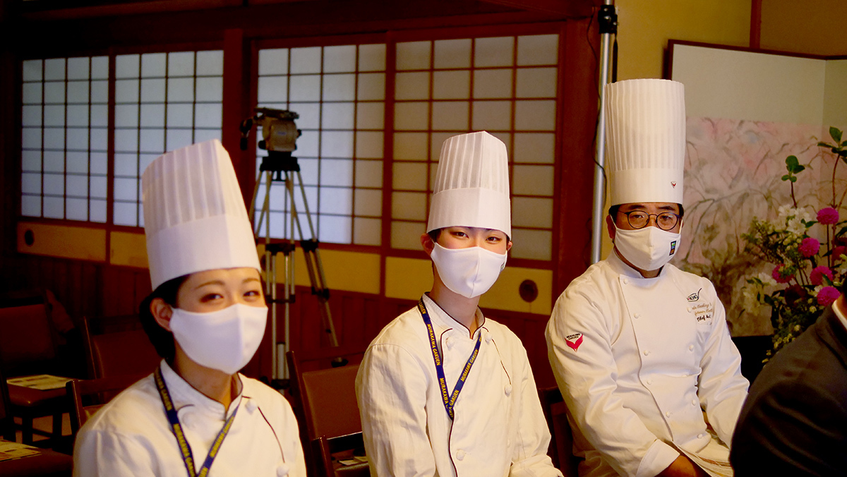 大阪調理製菓専門学校 製菓総合本科1年 竹谷りこさん / 調理総合本科2年 栗田 真成さん / 大阪調理製菓専門学校 森孝司校長代理