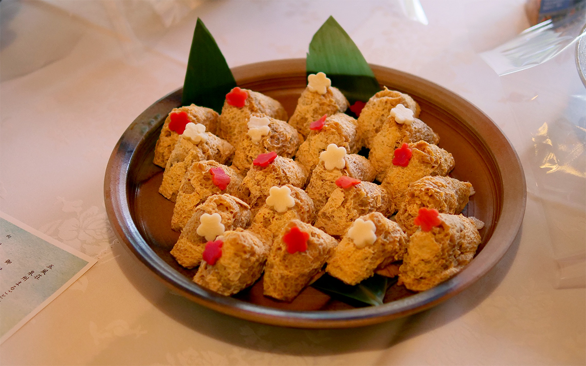 古代米と大根菜の信太巻き　紅白梅型