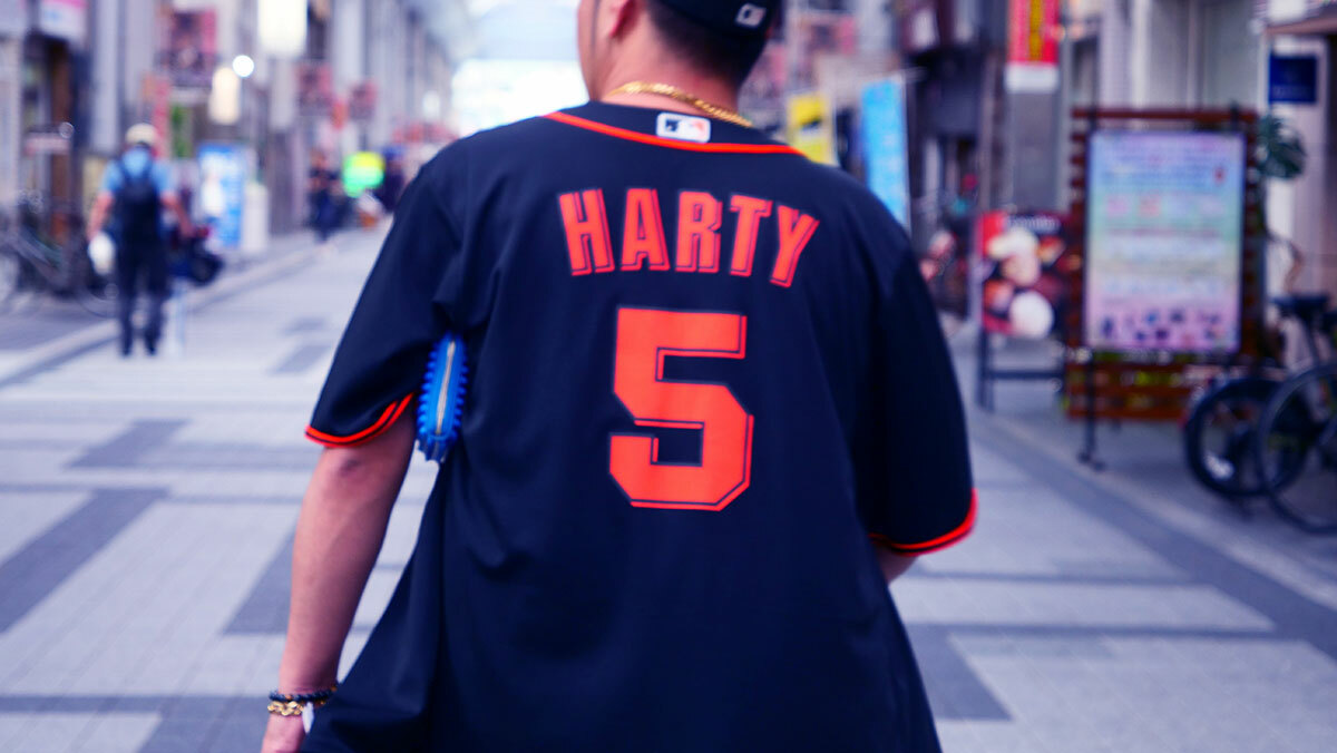 新庄さんがいたメジャーチーム「サンフランシスコジャイアンツ」の特注ベースボールシャツの背中がたくましく感じる。