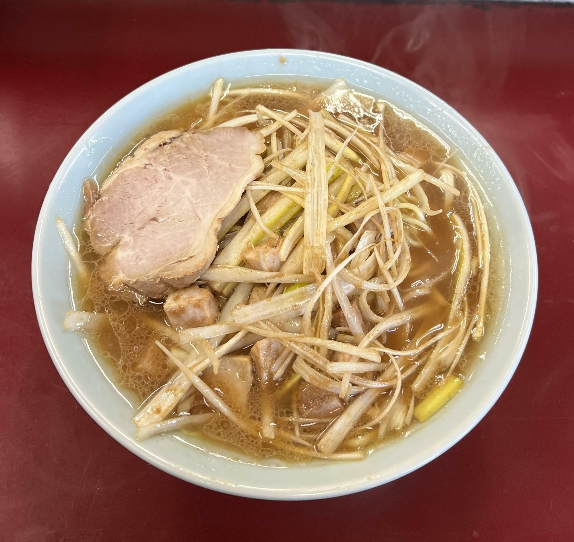 ネギラーメン中盛９５０円　メンカタメ