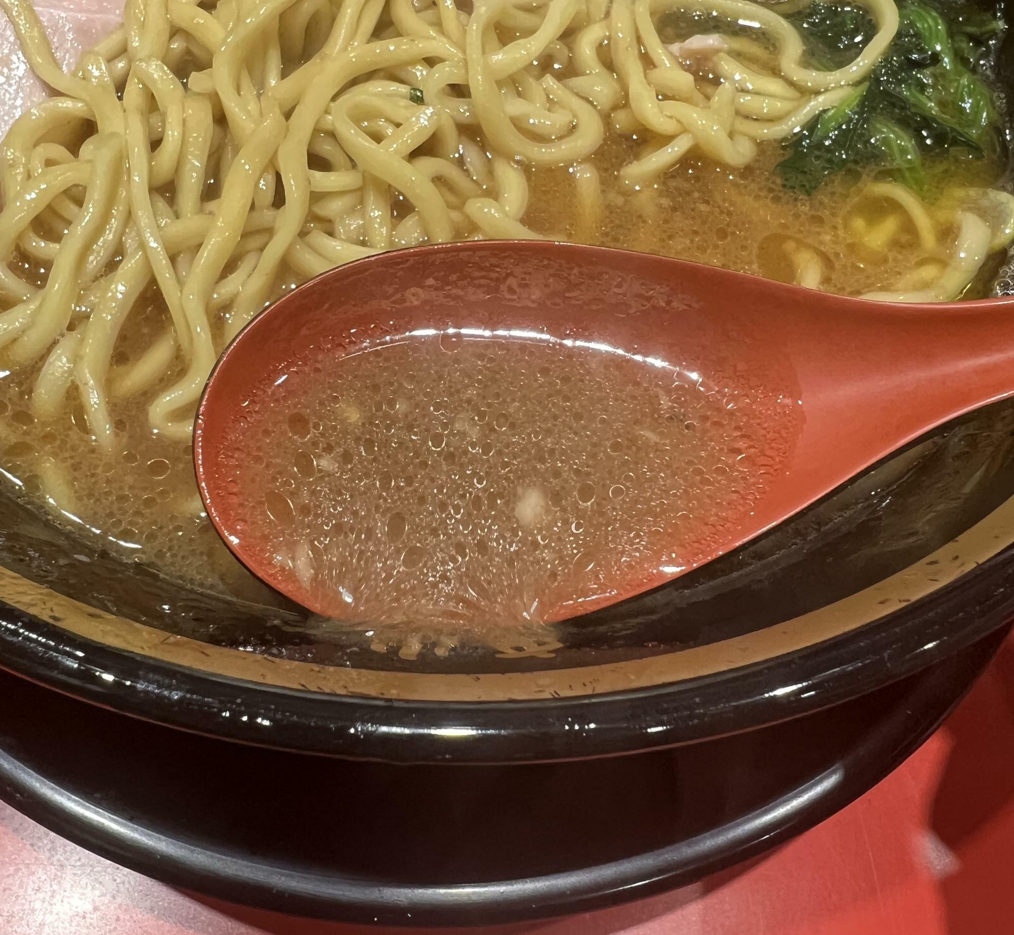 まさにしょっぱうまいスープ。ちなみに3店舗の中で蒲田店がダントツで塩味が強めです。