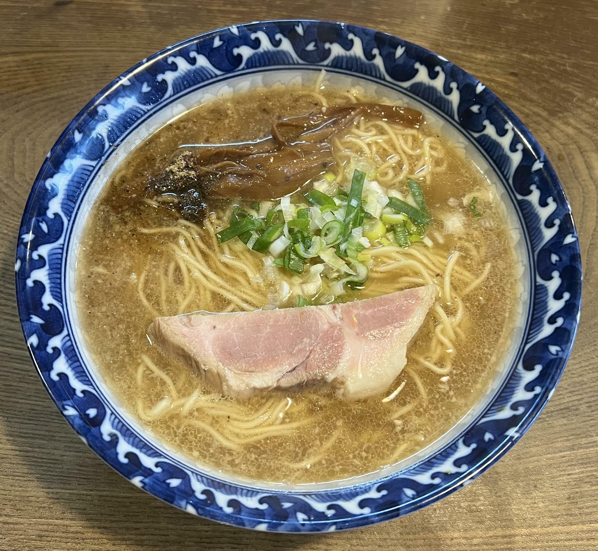 ラーメン正油８００円　中盛１００円