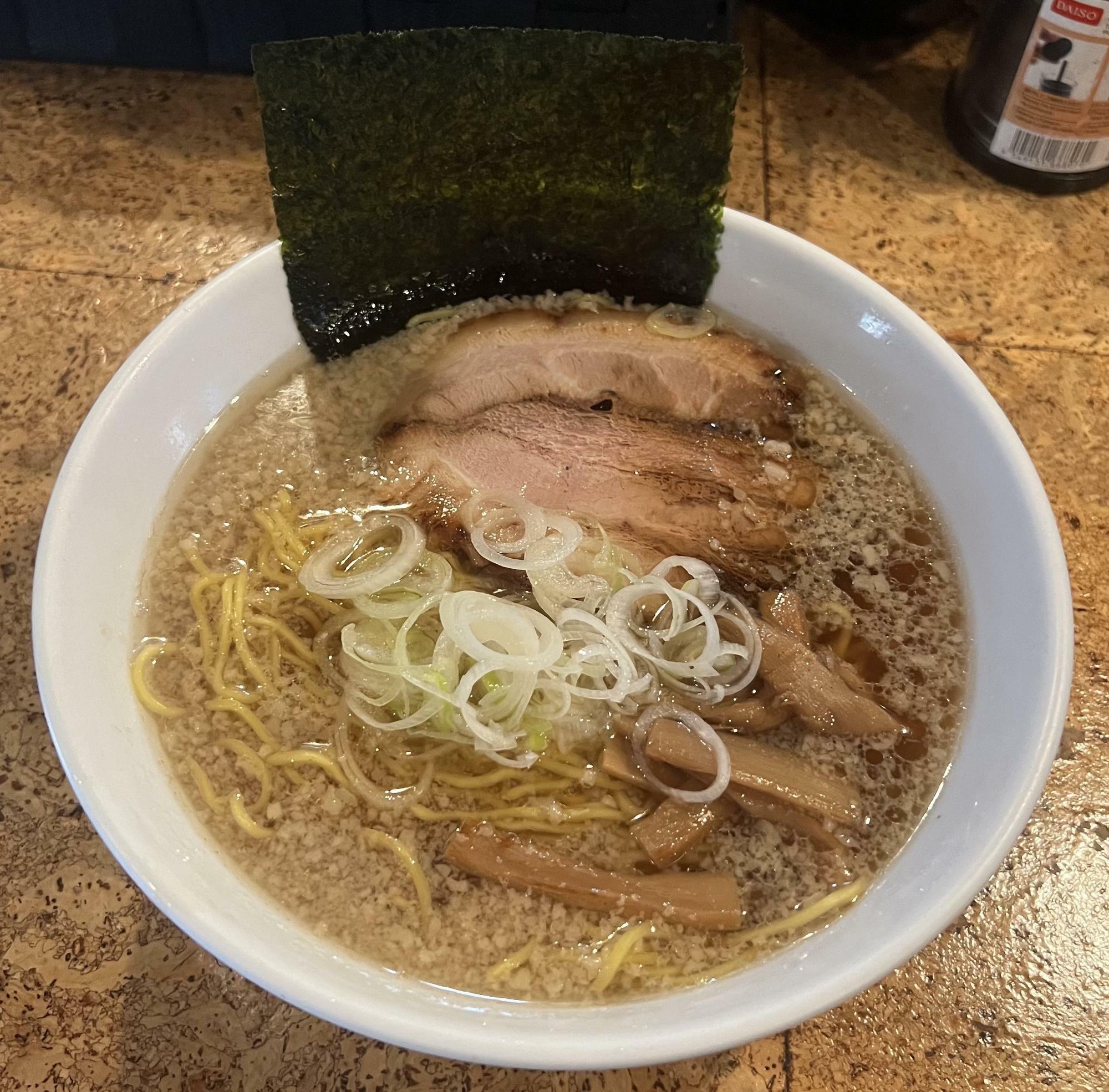 中間醬油ラーメン背脂少々　830円