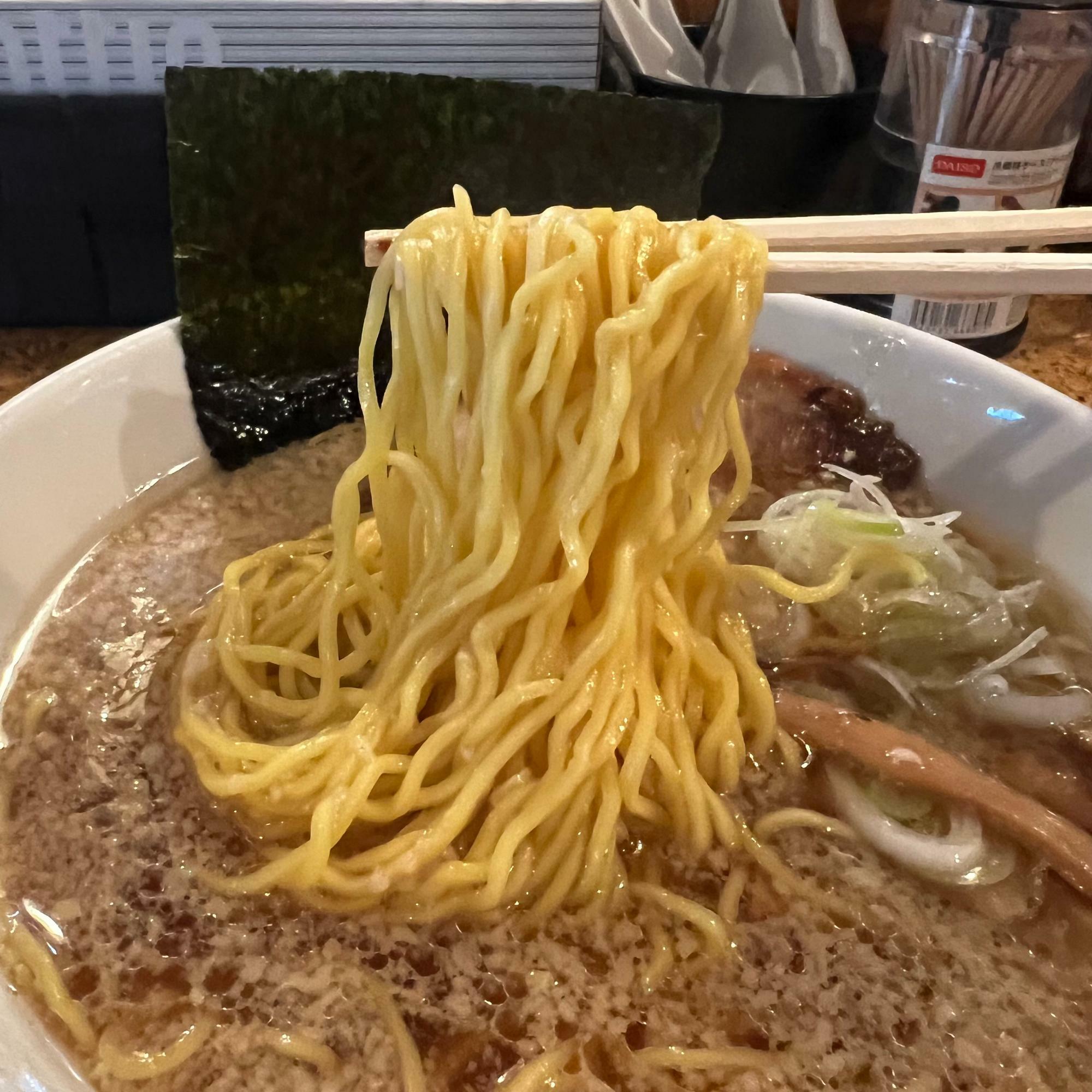 黄身がかった麺が『がんこ』らしい麺でした。