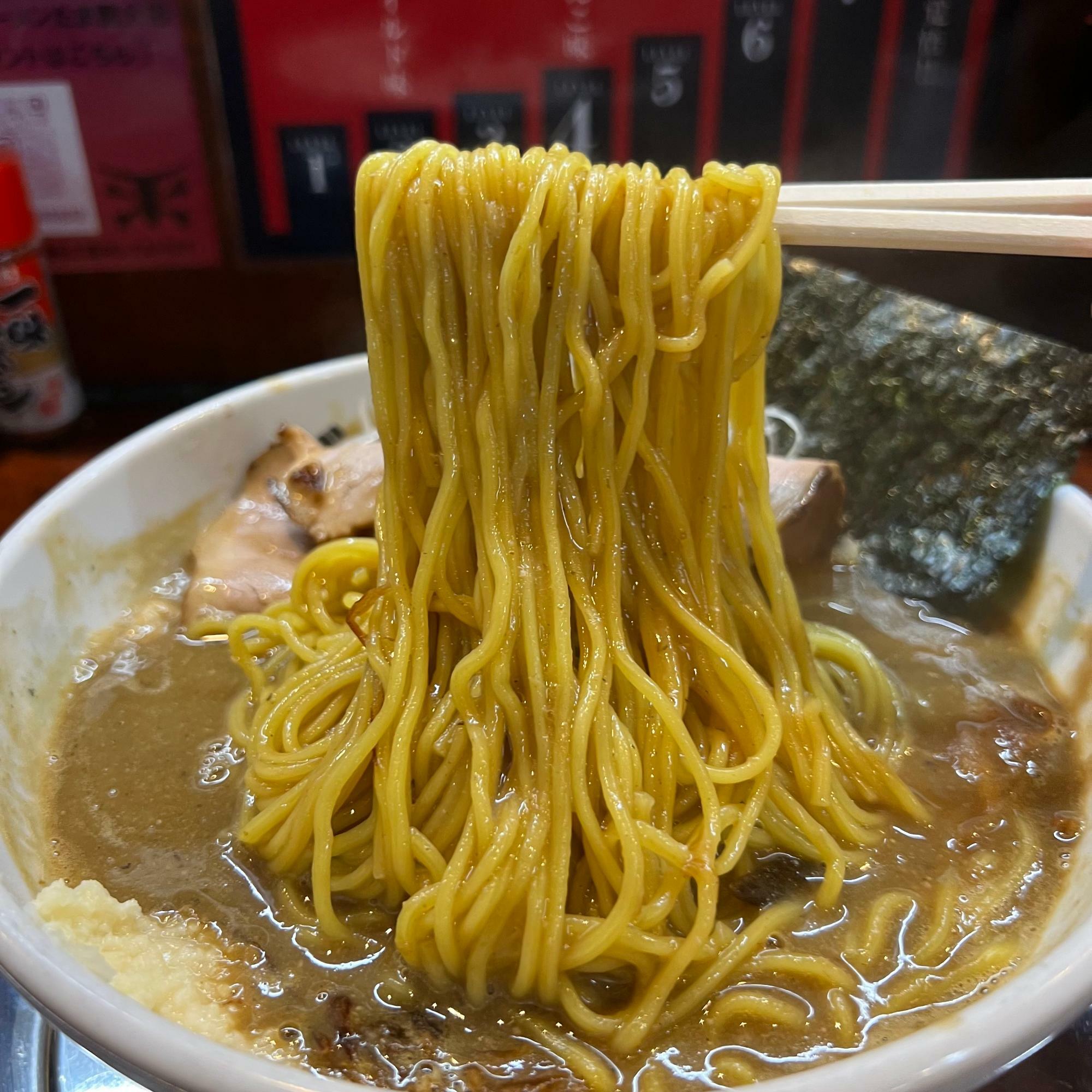 やや硬めの茹で具合の麺が最高に美味しいんです。