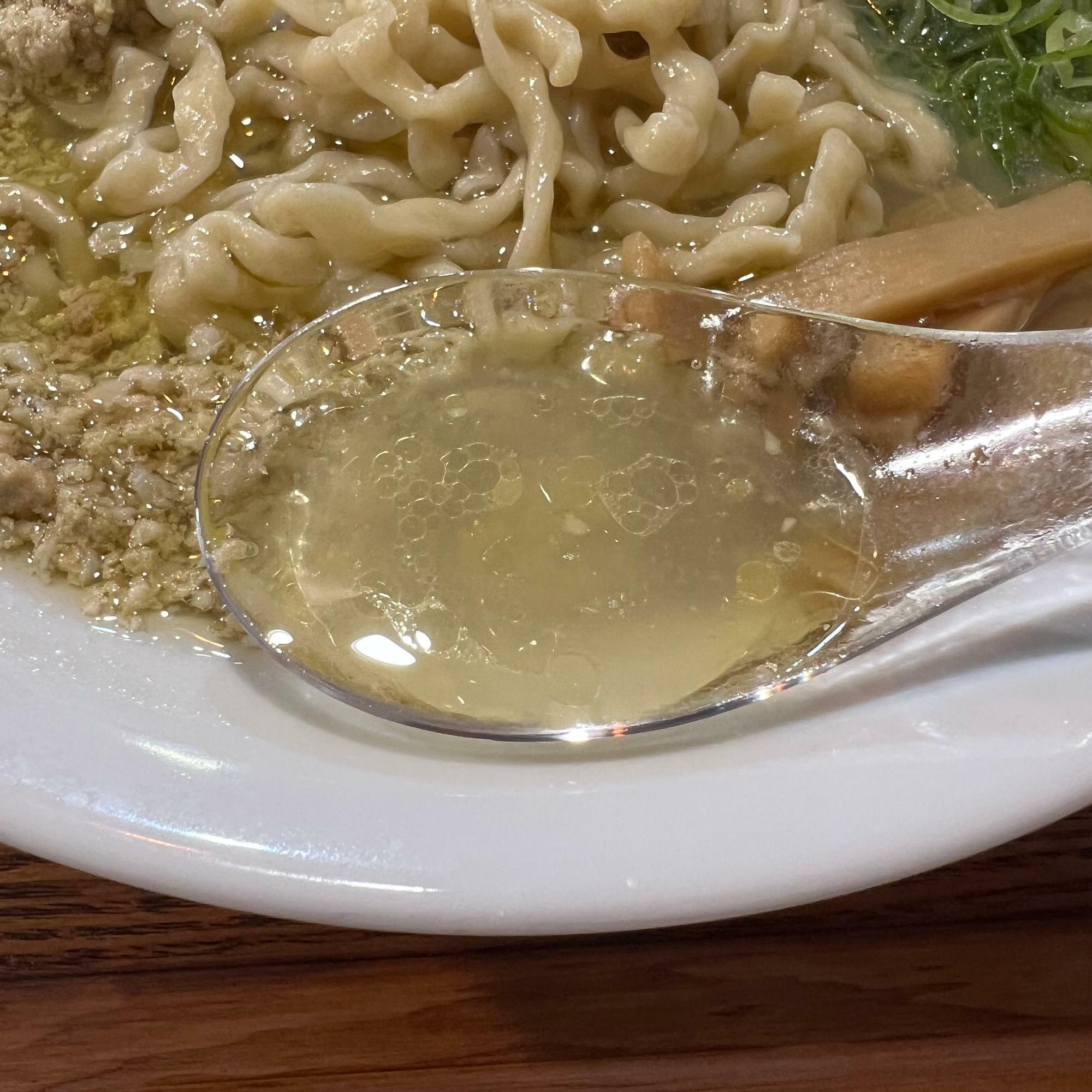 透明のレンゲに半透明のスープをすくうとそこには、海のマリアージュ。