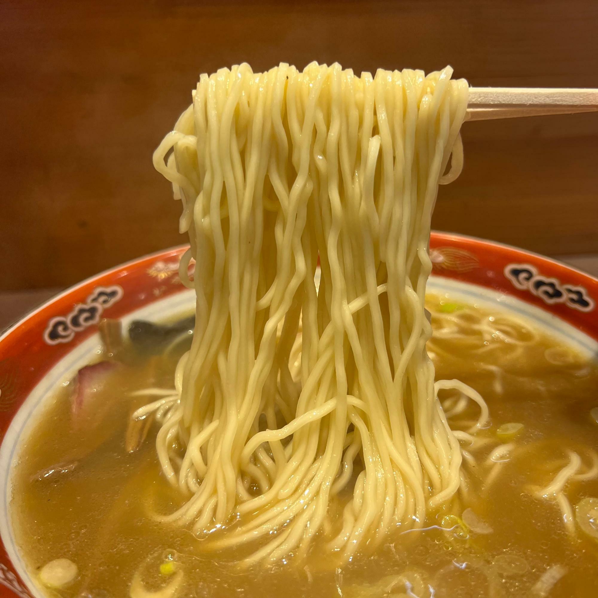 自家製麺でオープンからちょこちょこ変わっており、厨房奥に製麺機が見えました。