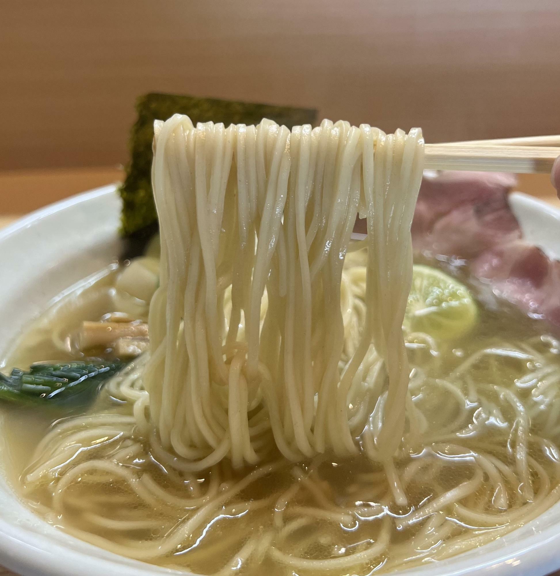 麺は今回は既成麺のようです。個人的な感覚ですが、『菅野製麺所』ぽいかなぁ。