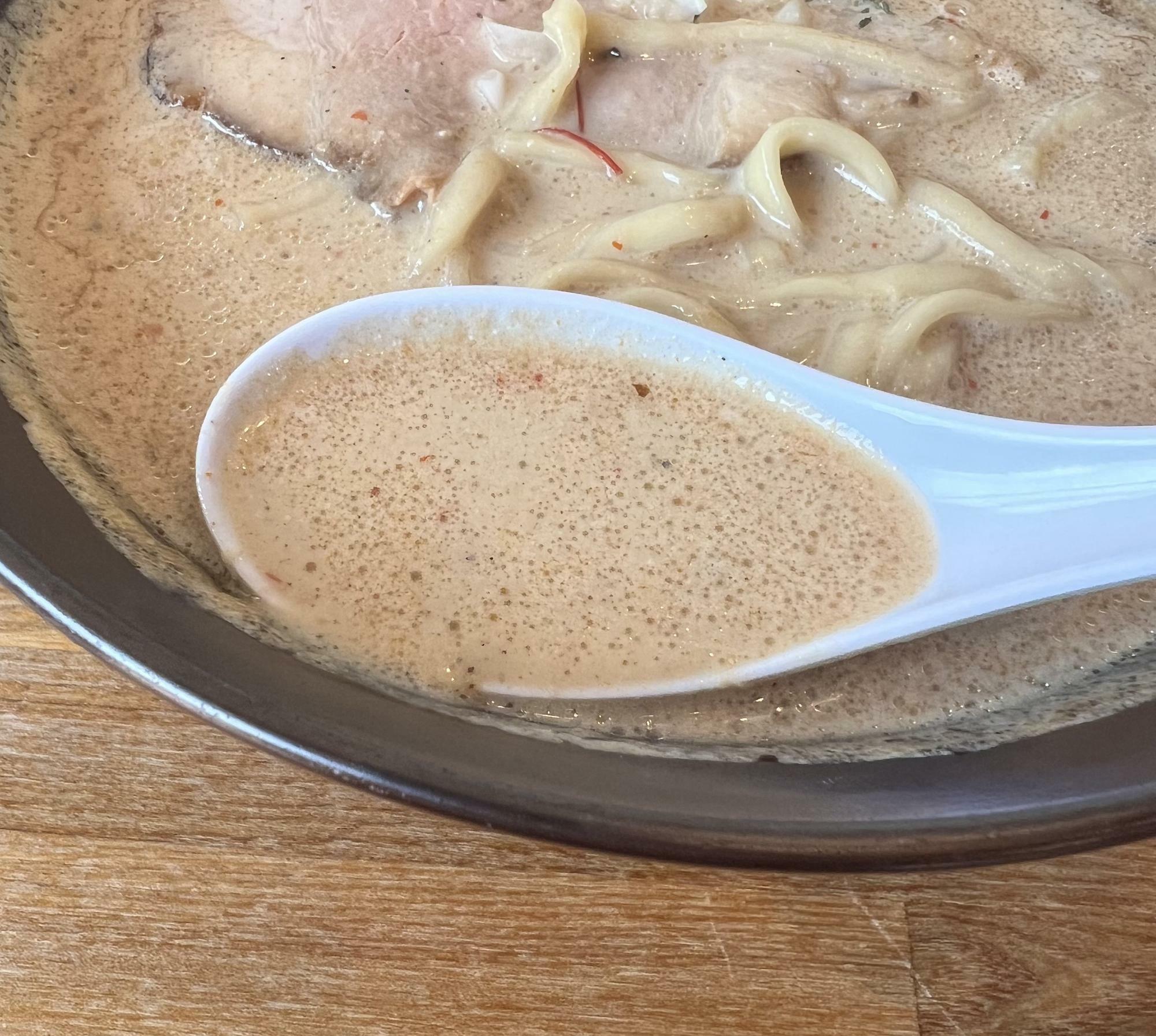 こちらのスープはおそらく、無化調スープで仕上がっています。