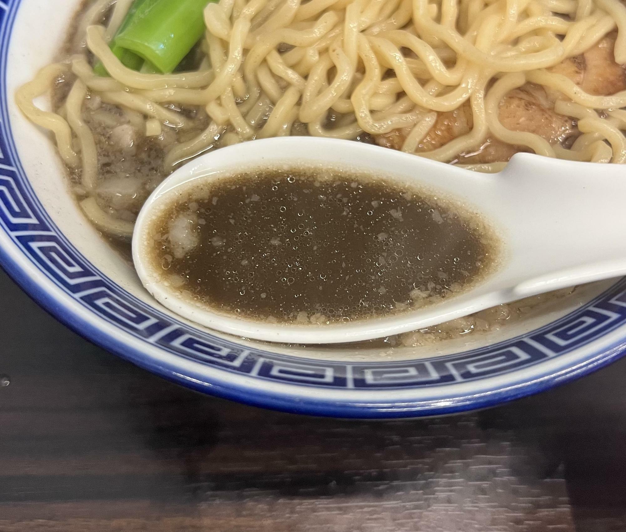 濃厚な烏賊スープは濃い茶濁色が食欲をそそります。