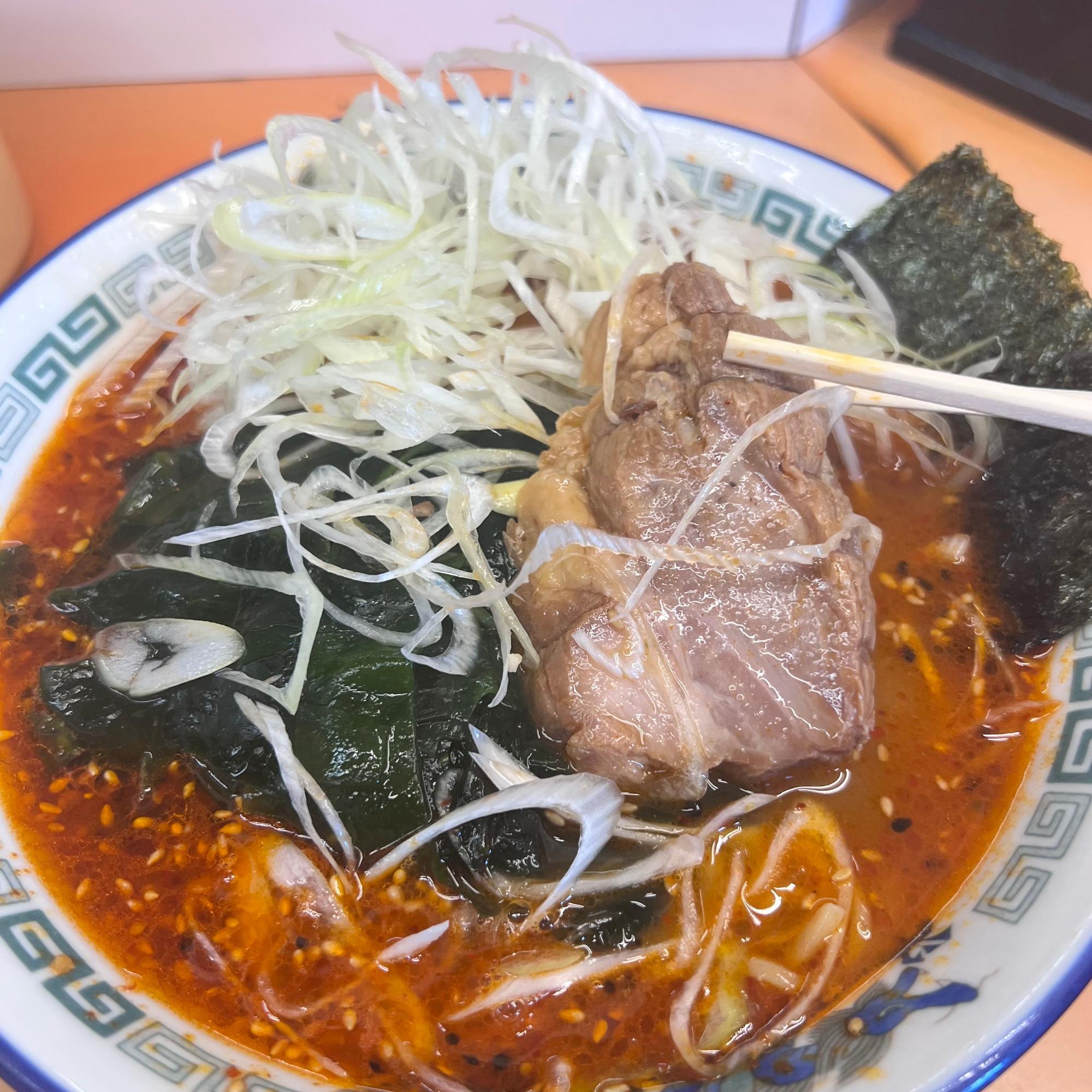 地獄ラーメンには白髪ネギがデフォでついてきます。