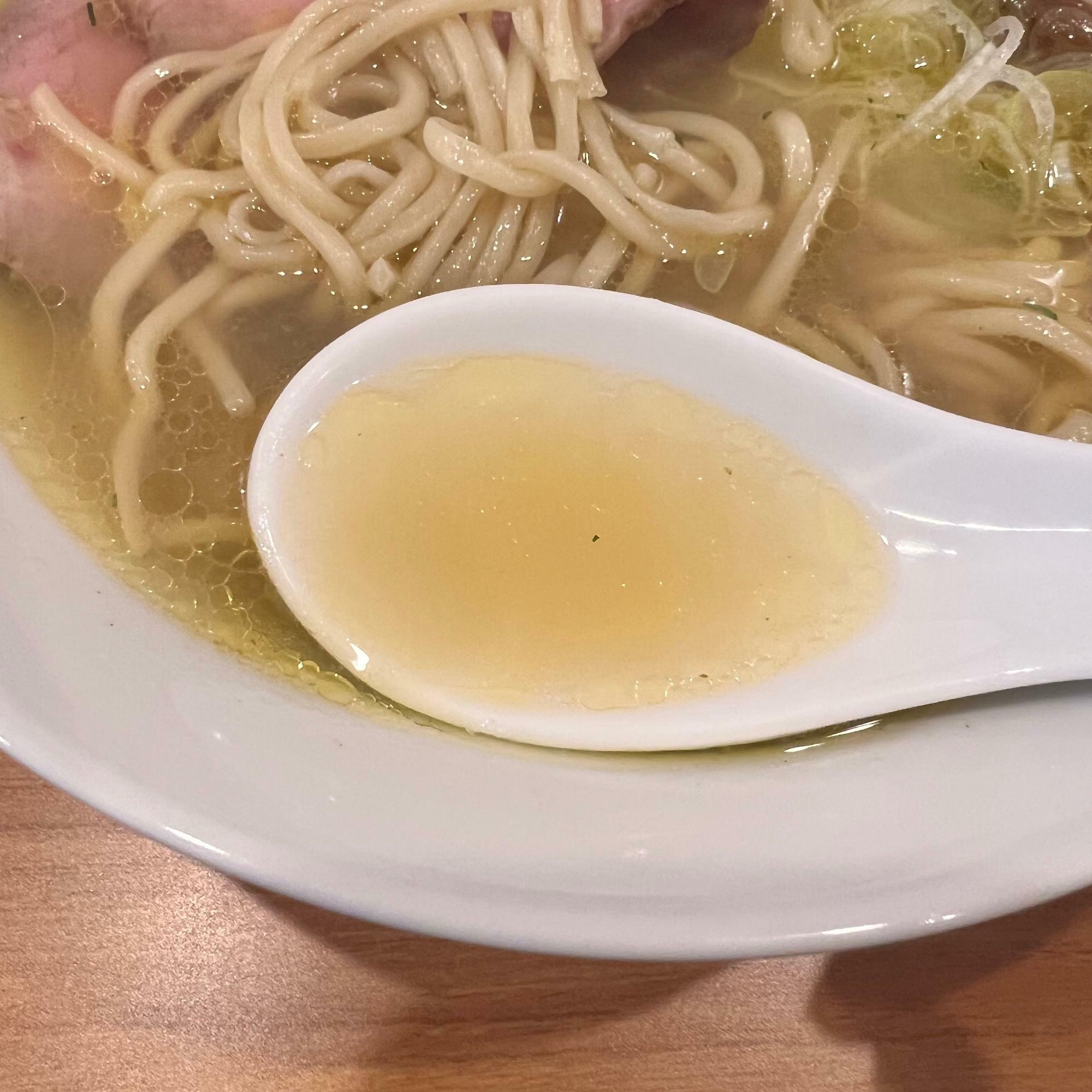 スープは無化調となっており透き通ったタイプです。