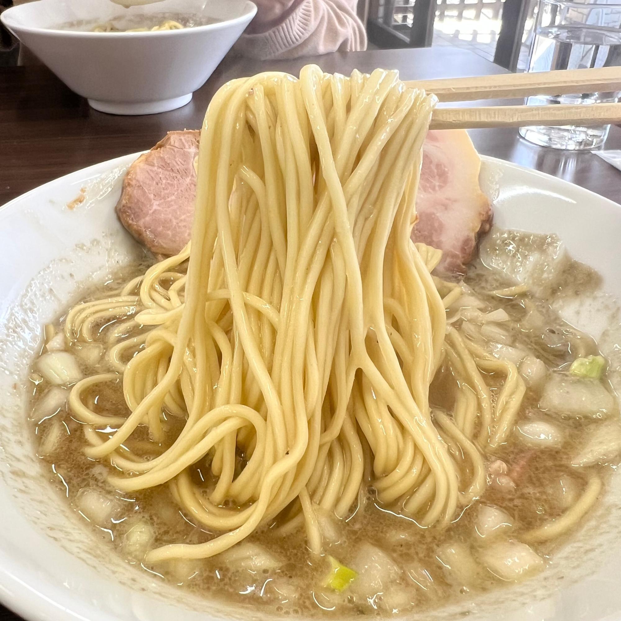 麺は芝浜の自家製麺を使用しているようです。