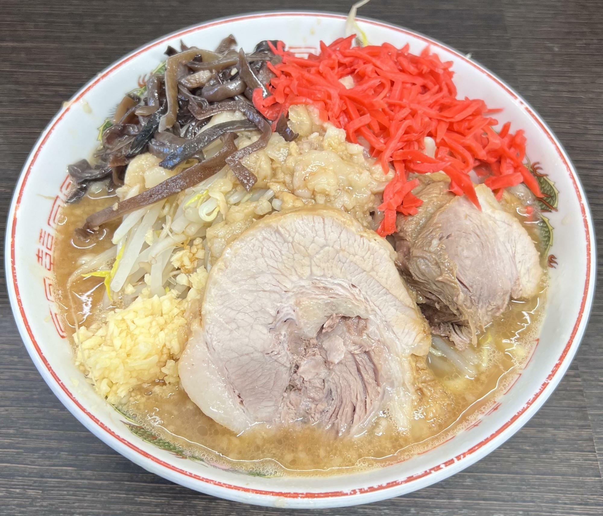 ラーメン　麺カタメ/ニンニク/アブラ/カラメ/アレ(キクラゲ)/紅生姜　