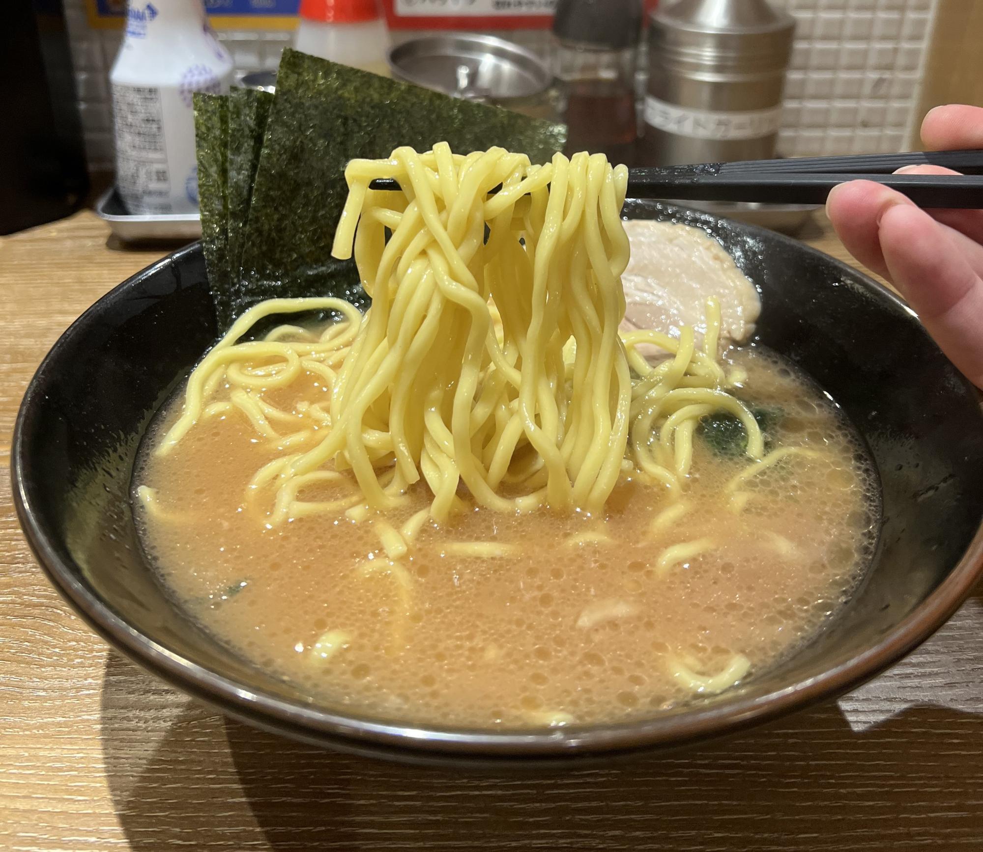 家系では珍しく極細麺の替玉の用意もあります。