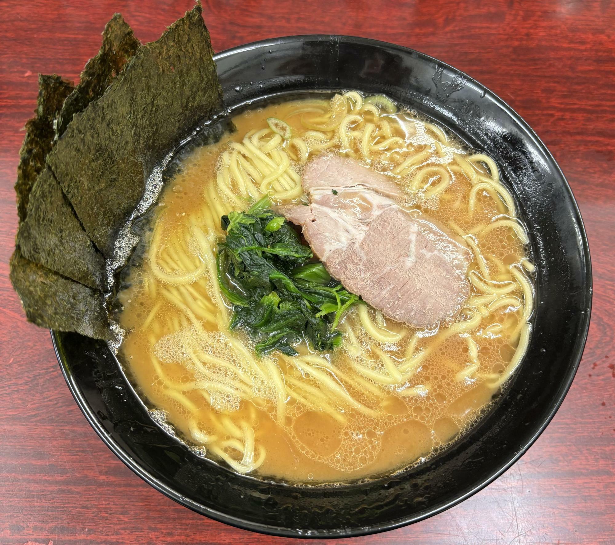 ラーメン中　武蔵家定番の水色のドンブリではなく、黒のドンブリでした。