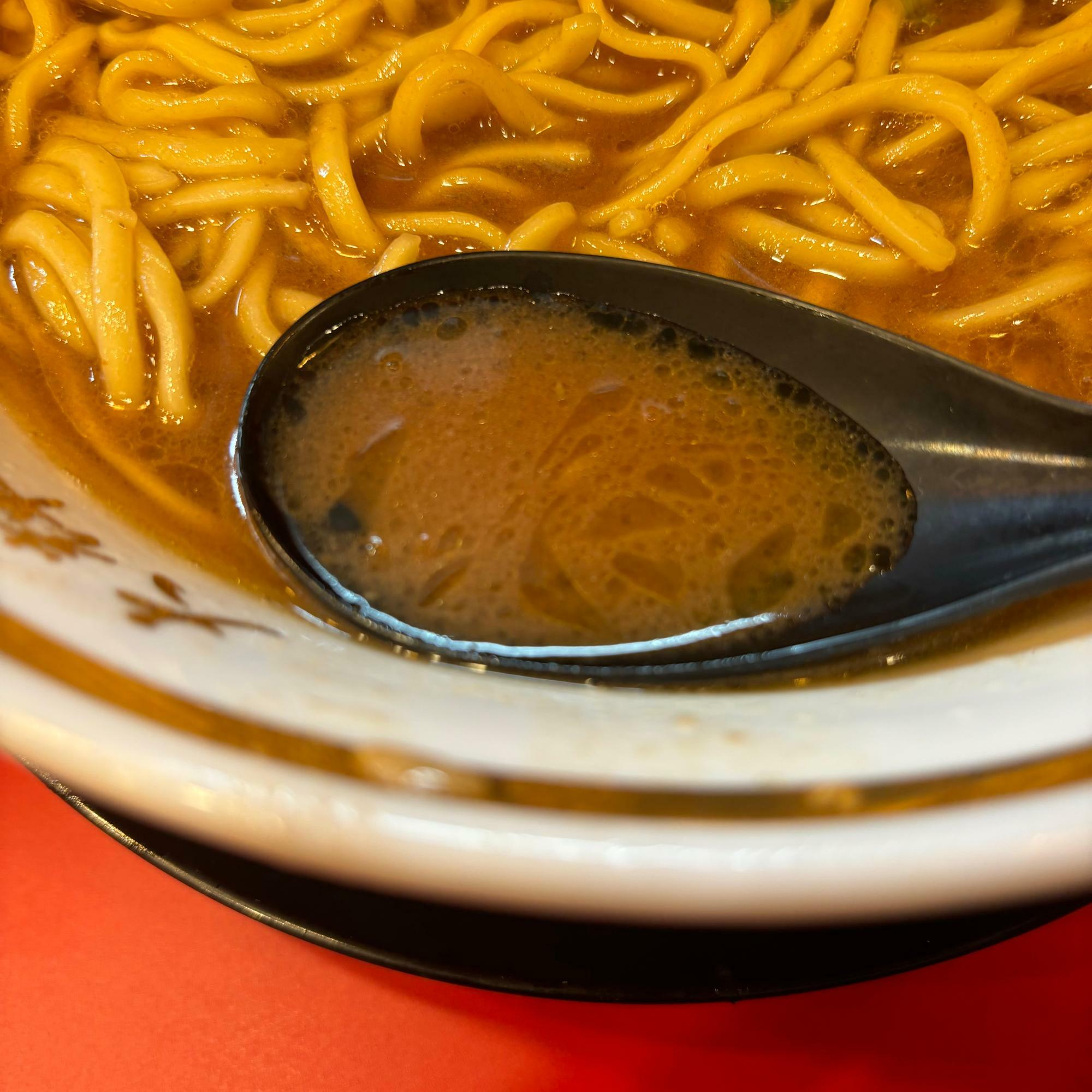 普段家系ラーメンを普通で食べている方は味薄めでもいいくらいだと思います。