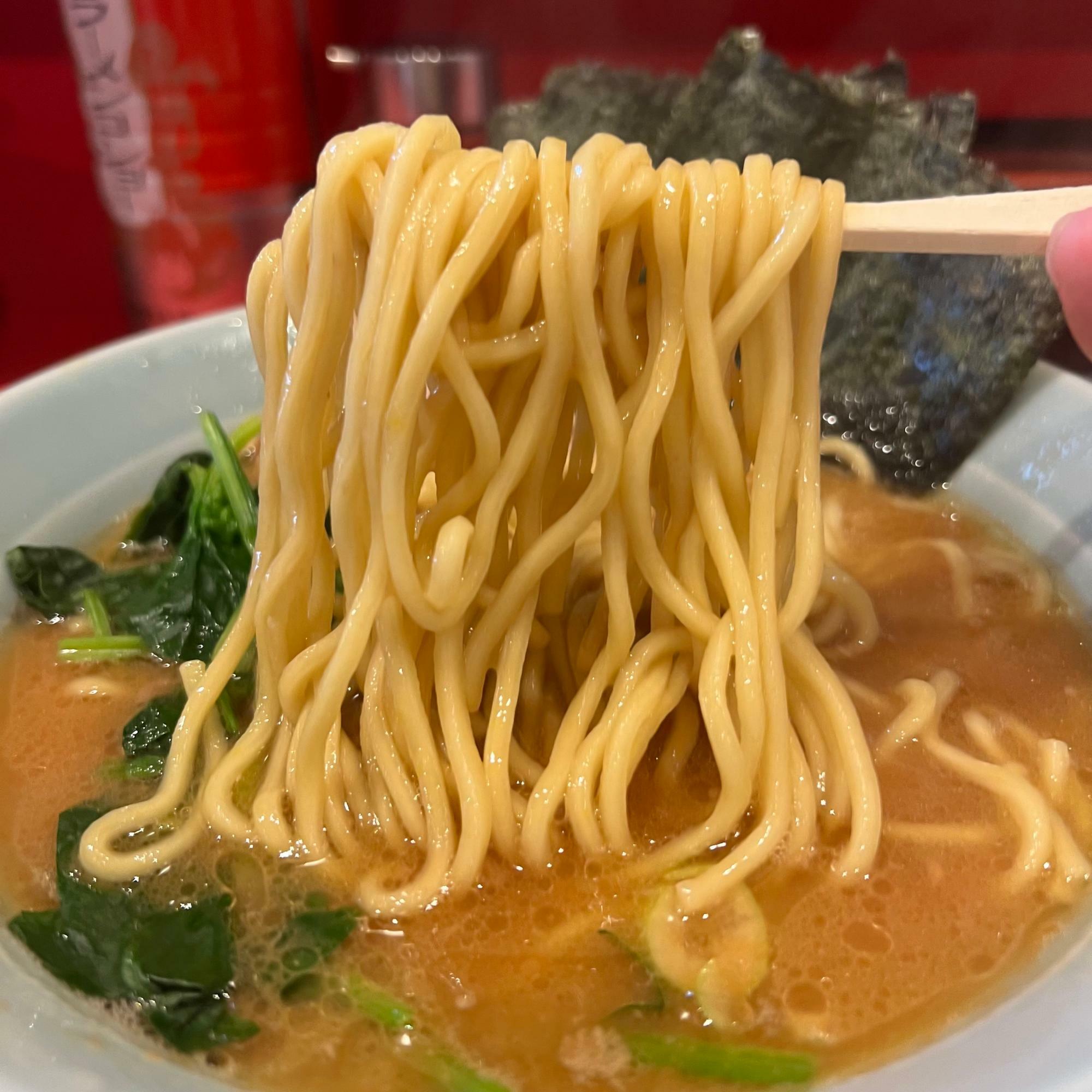 長多屋製麺から佐々木製麺に変わっているとのことですが、真偽は不明です。