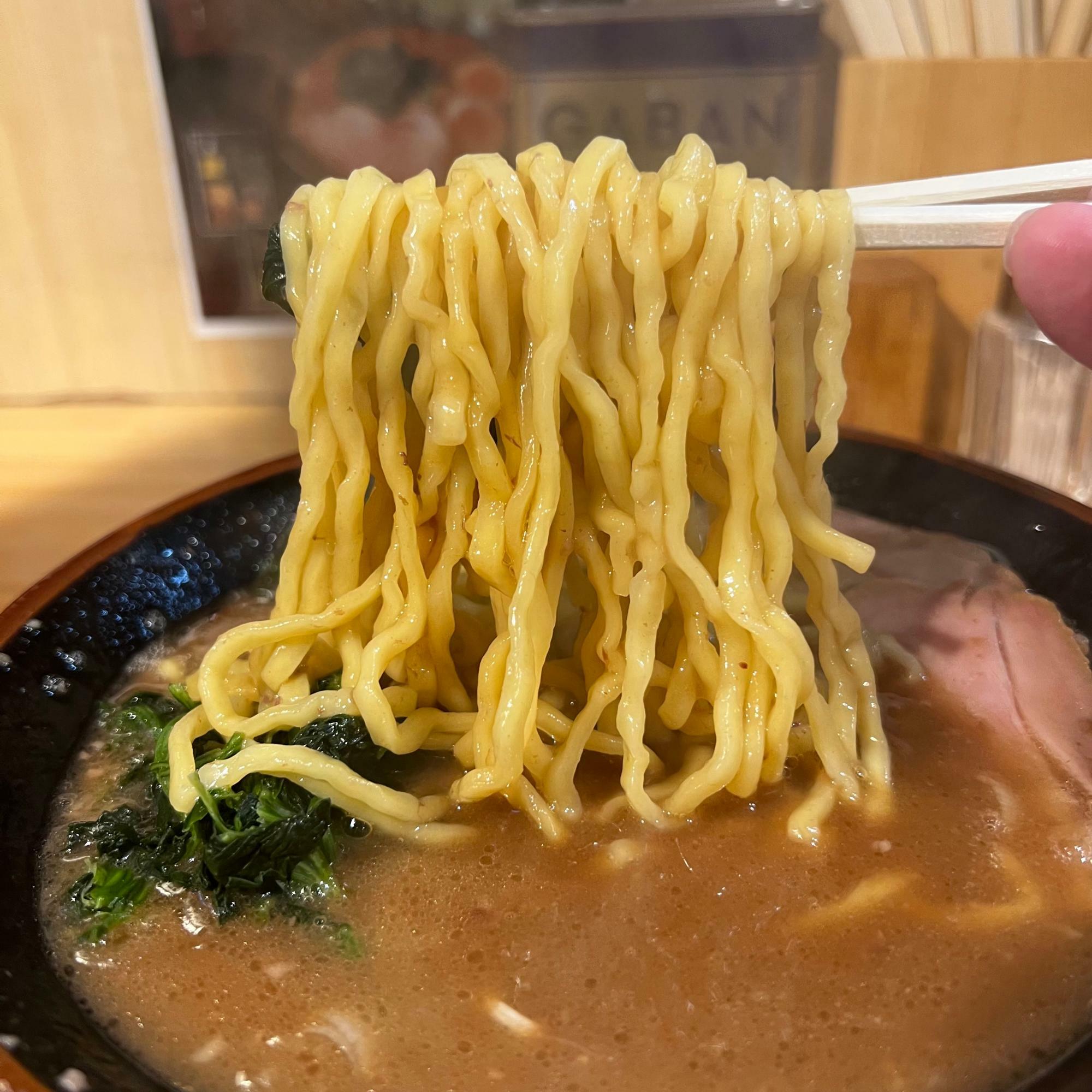 三河屋製麺と共同開発した特注麺とＨＰに表記がありました。