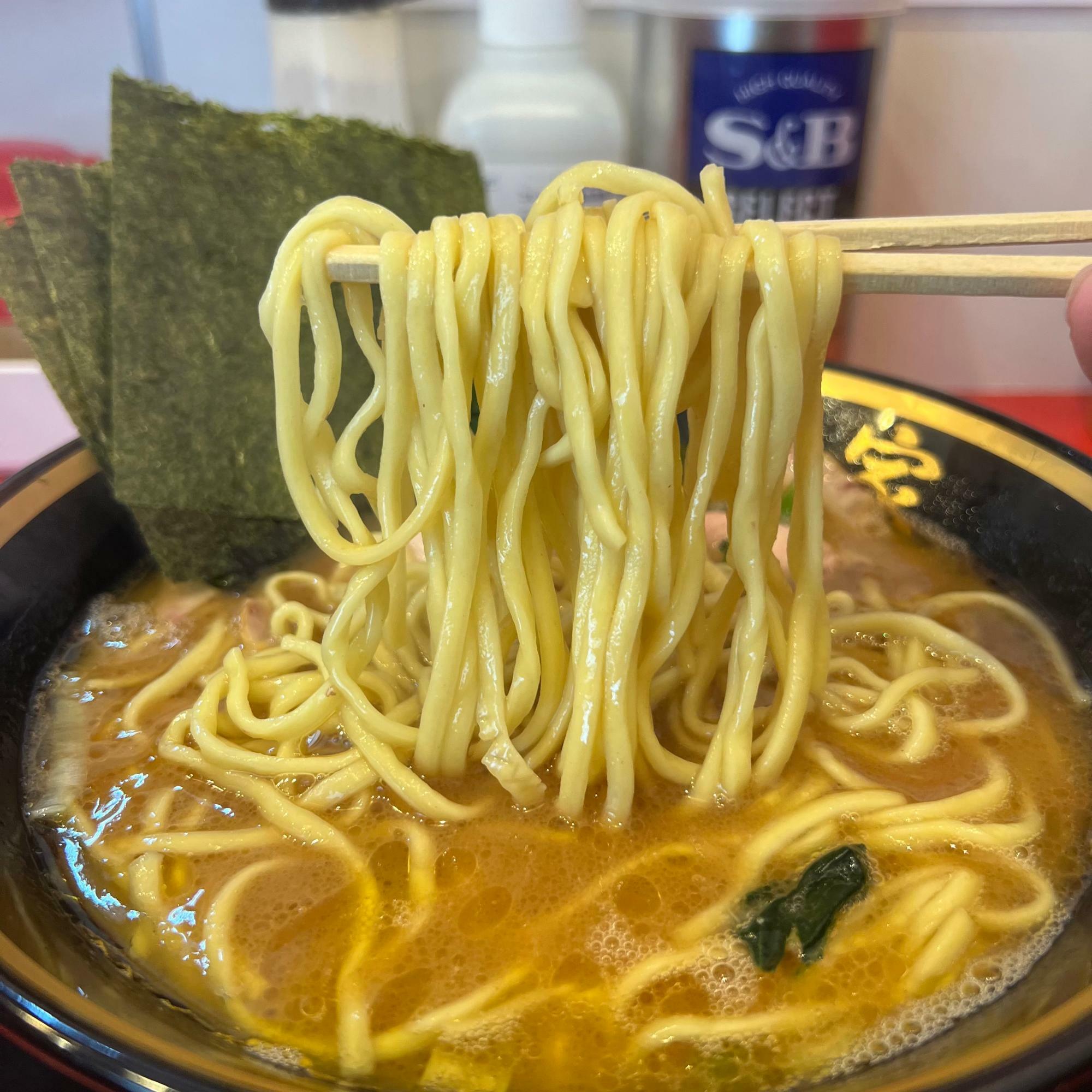 本店は酒井製麺ですが、こちらの日吉店はおそらく異なります。