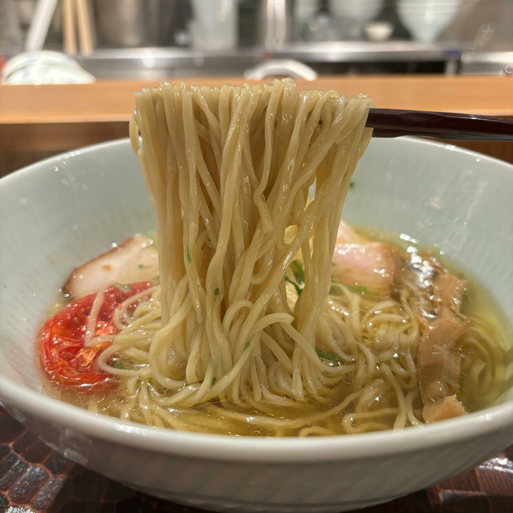 麺は手もみ麺と細麺から選択することが可能で、食券を渡すときに申告します。