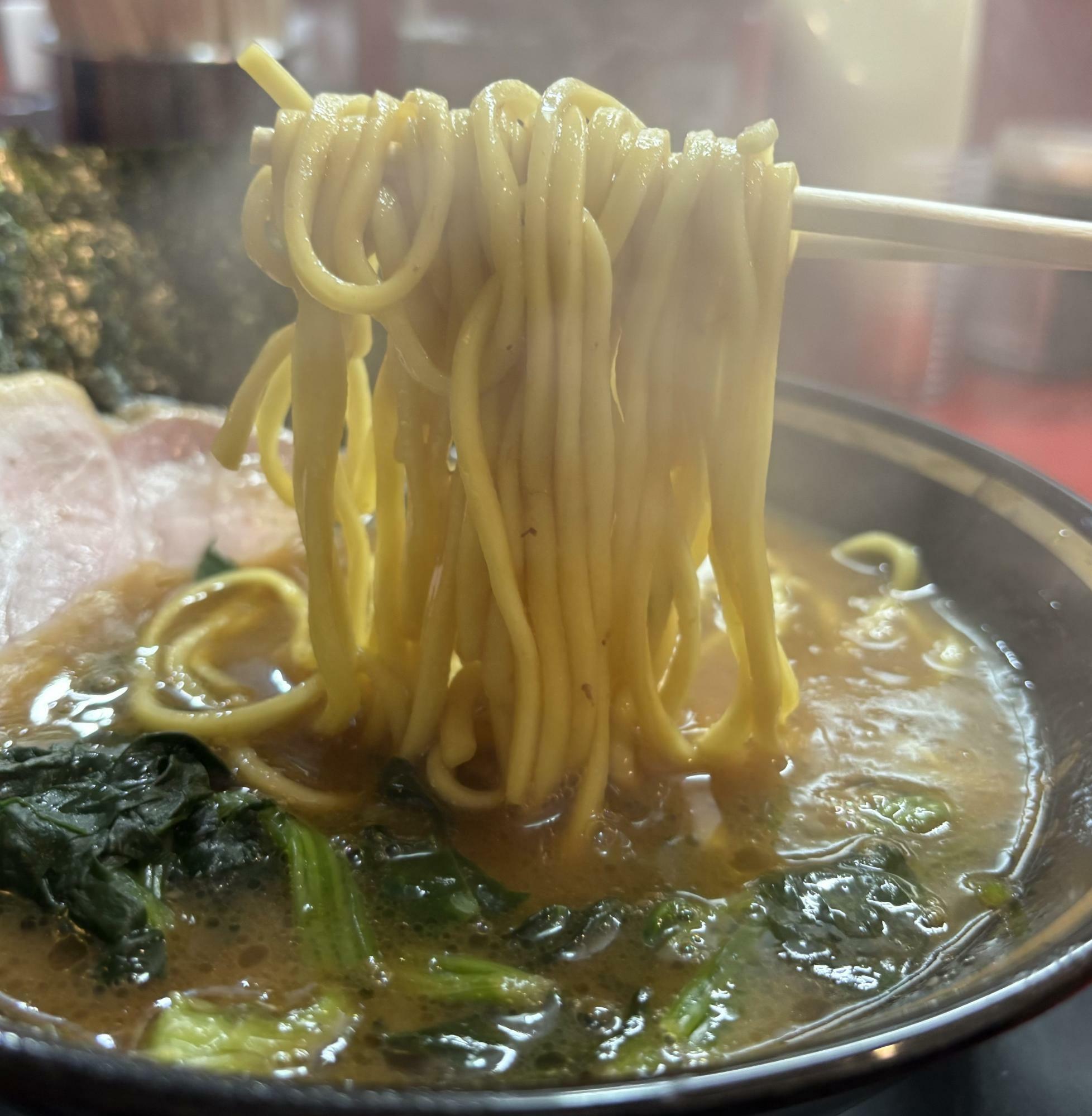 隣の扇風機の風が強すぎて、湯気で麺がぼやけてしまいました。