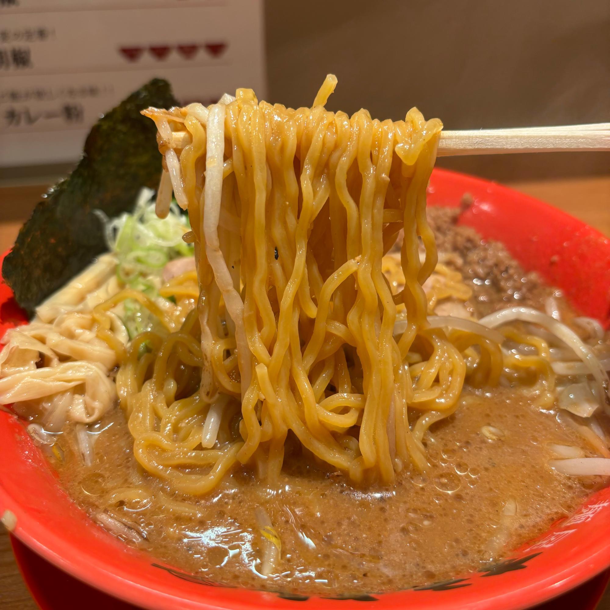 西山製麺の麺箱が外に積まれていました。