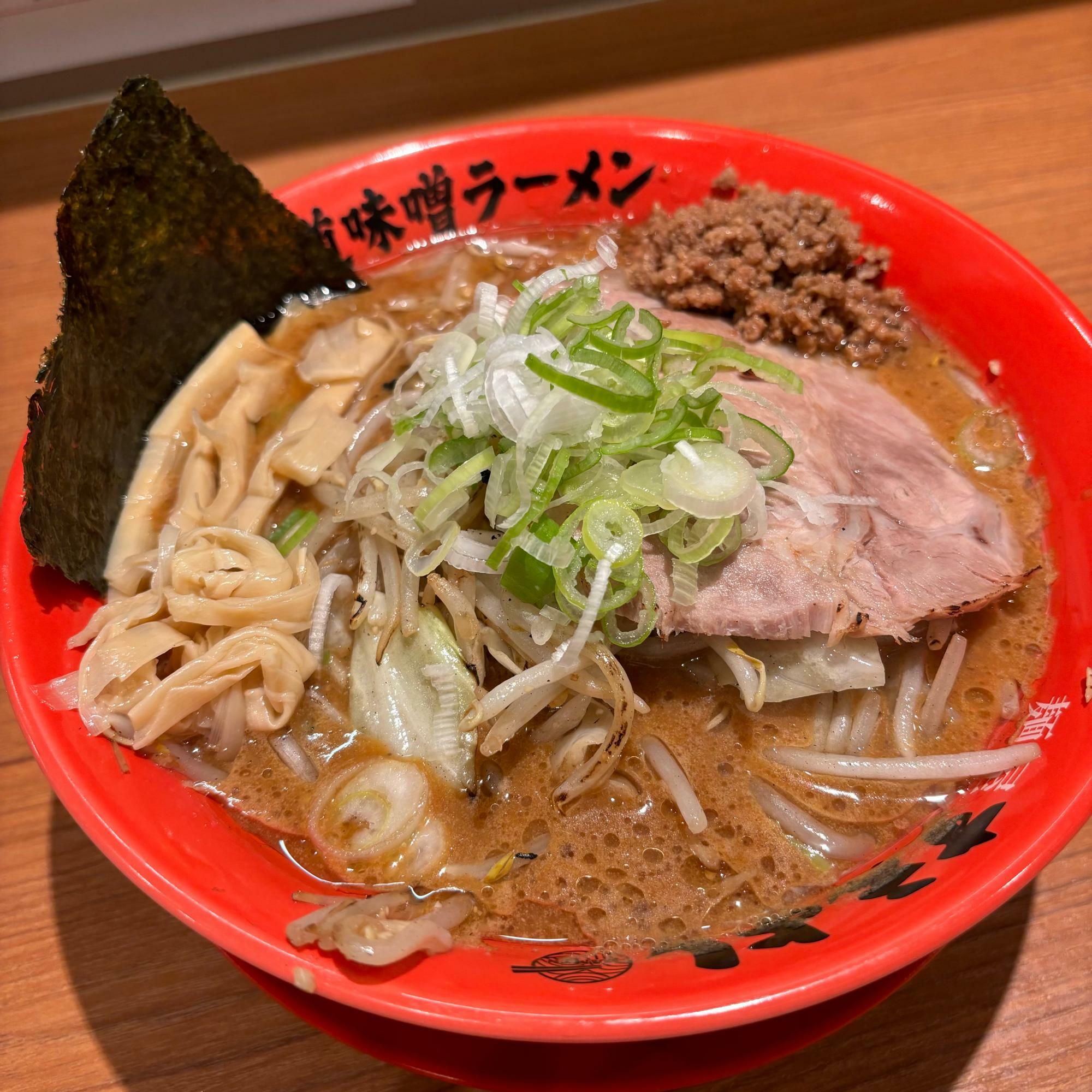 味噌ラーメンでは珍しく穂先メンマが入っていました。