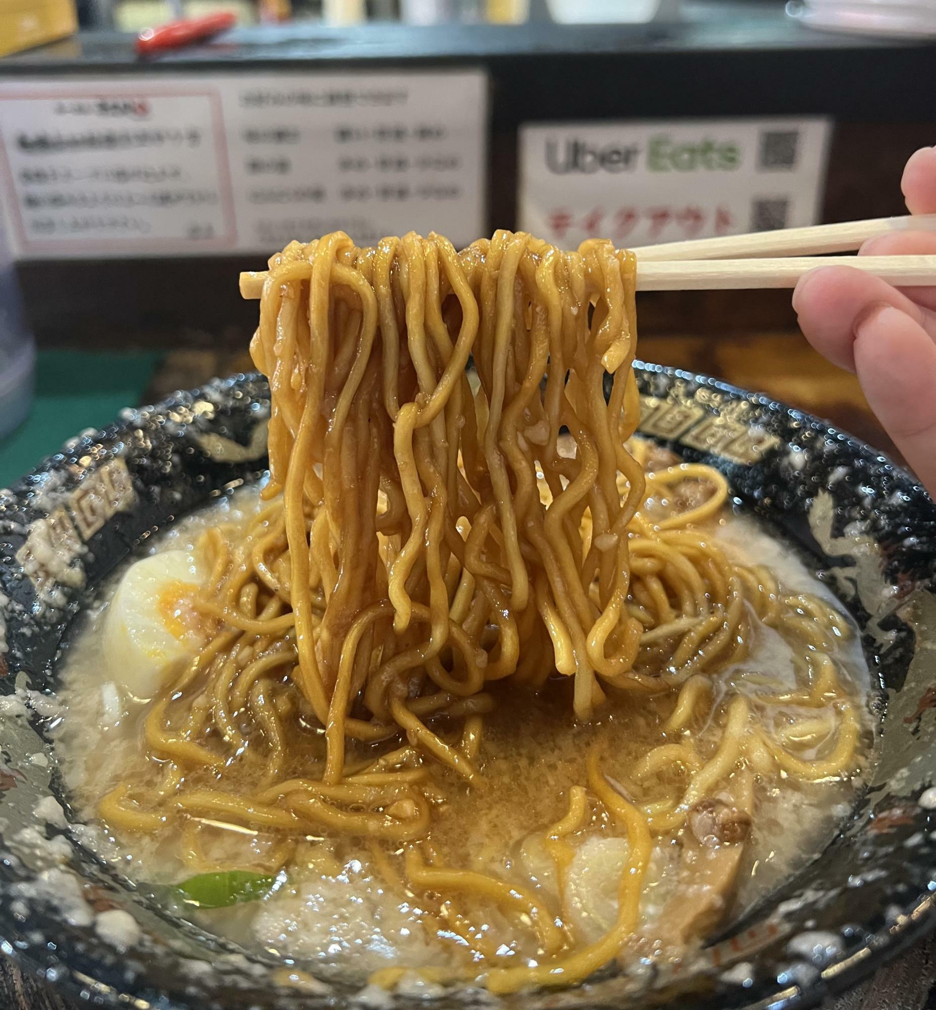 (株)つるや製麺の麺箱が店外に積んでありました。