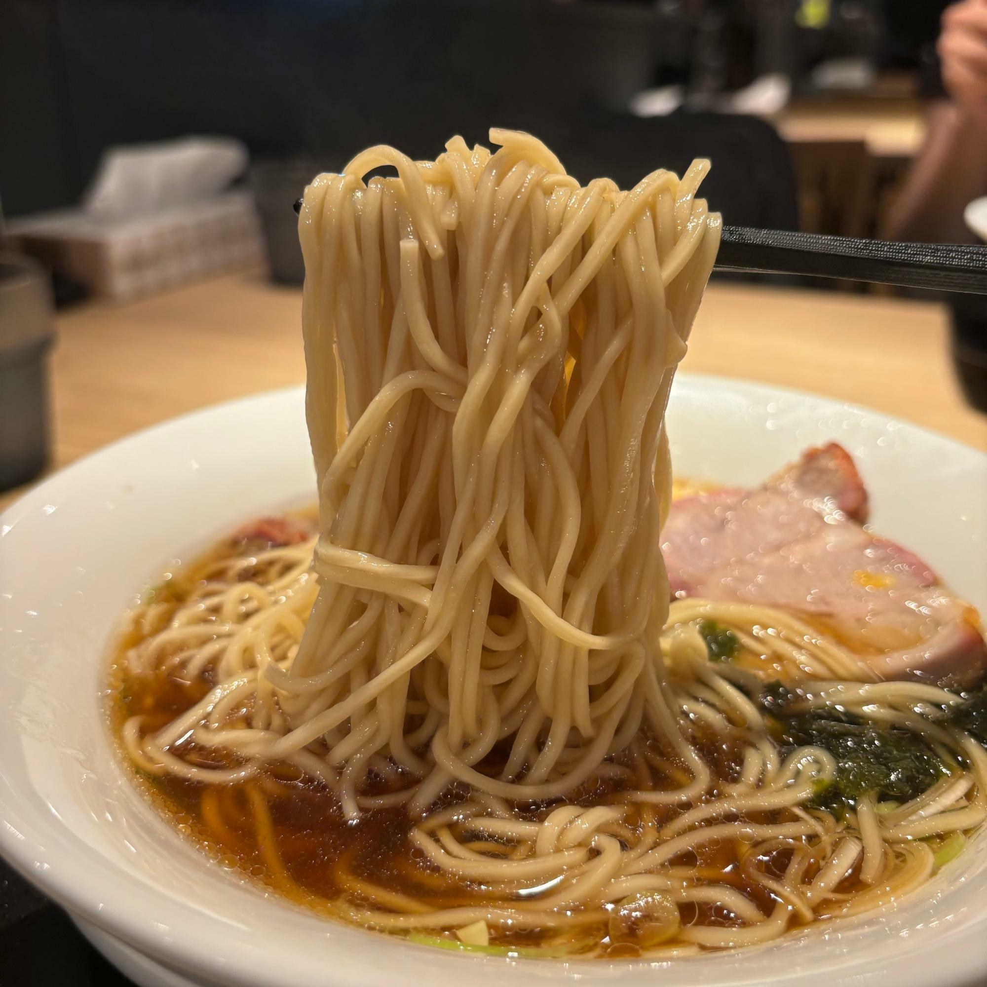 カマタ製麺？の麺を使用とのことですが、初めて聞いた製麺所です。※追記(お祝いの花に三河屋製麺があったので、おそらく聞き間違いです。)