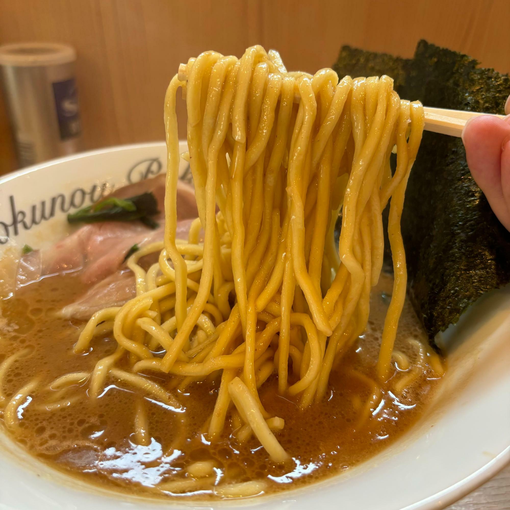 三河屋製麺の黄色い麺箱が置いてありました。