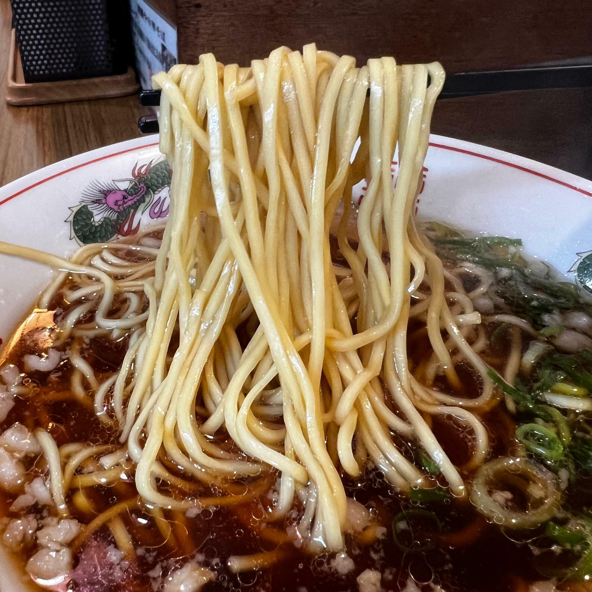 既成麺ながら3年かけて調整したというこだわりの麺だそうです。