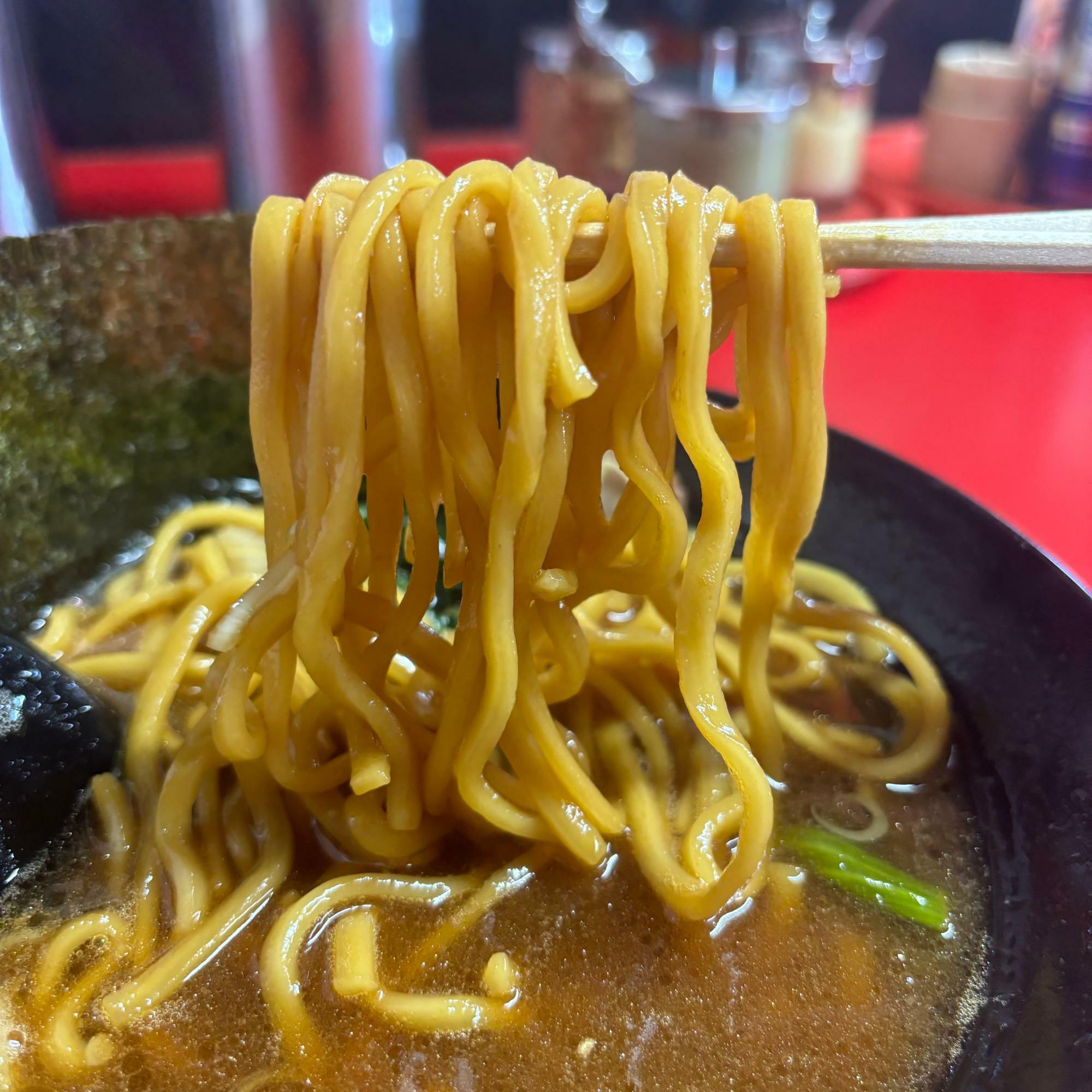 麺は自家製麺なのか大橋製麺多摩なのかは不明です。