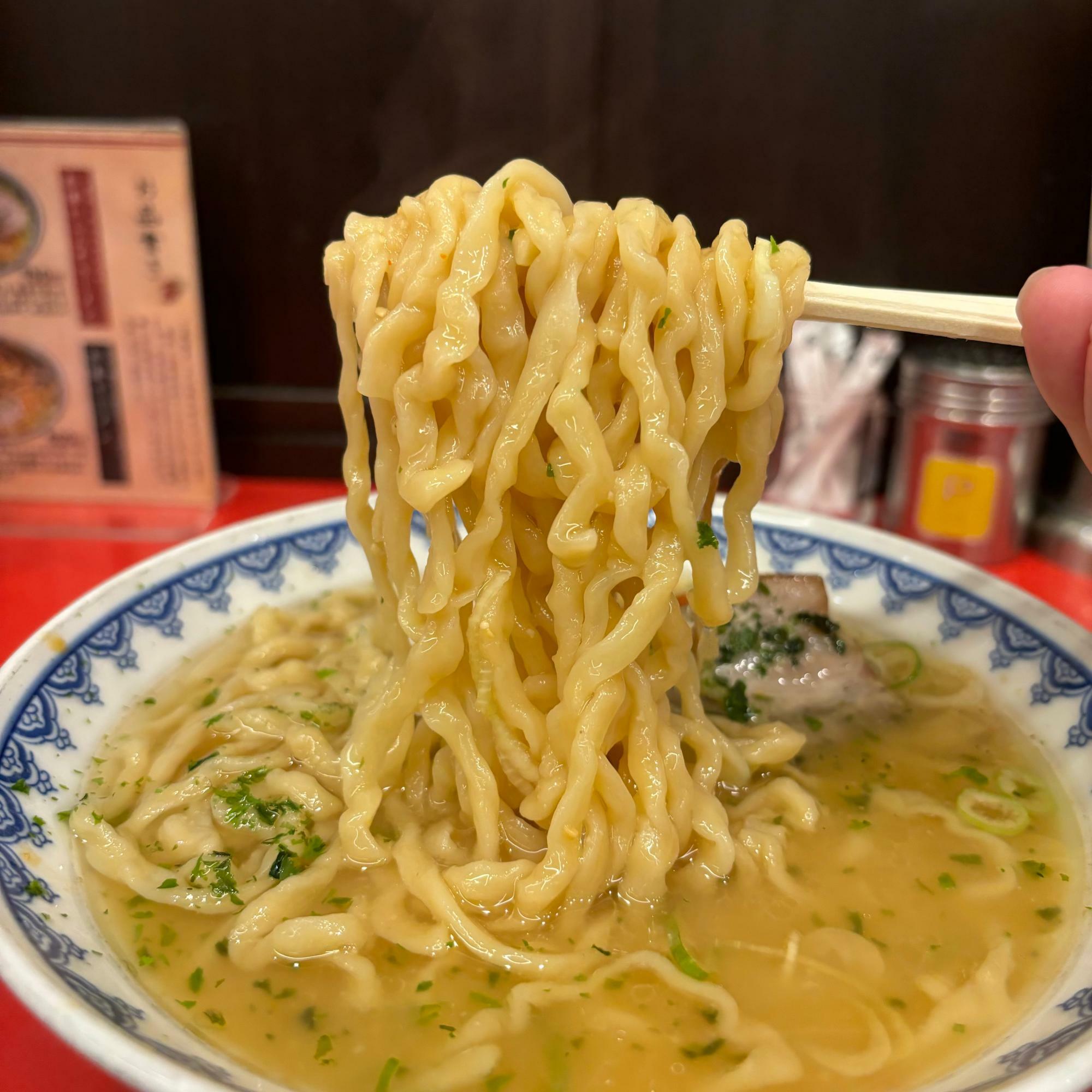 ラーメン博物館店が自家製麺なのか気になります。