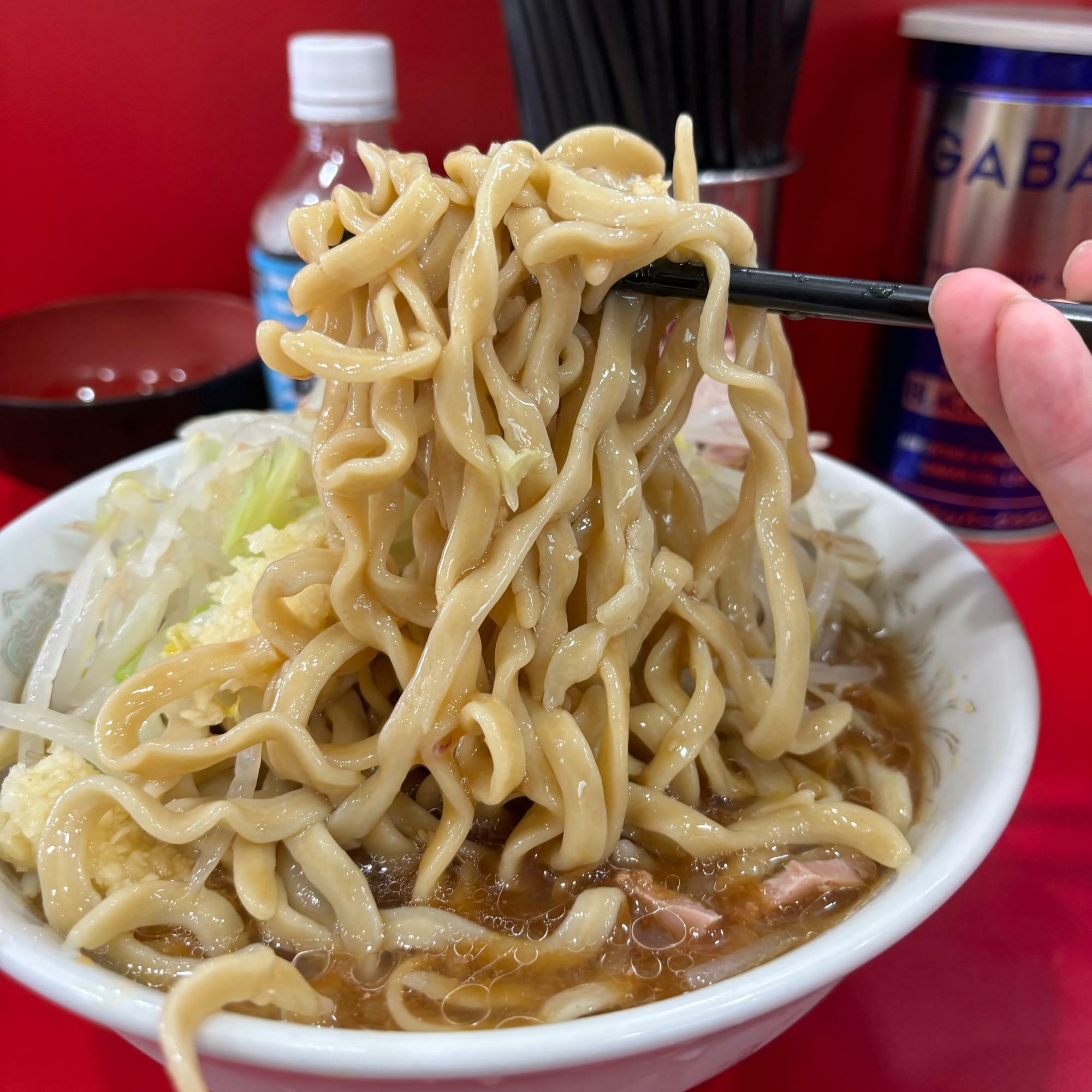 店主が軽く麺全体をちゃんと手揉みされてました。