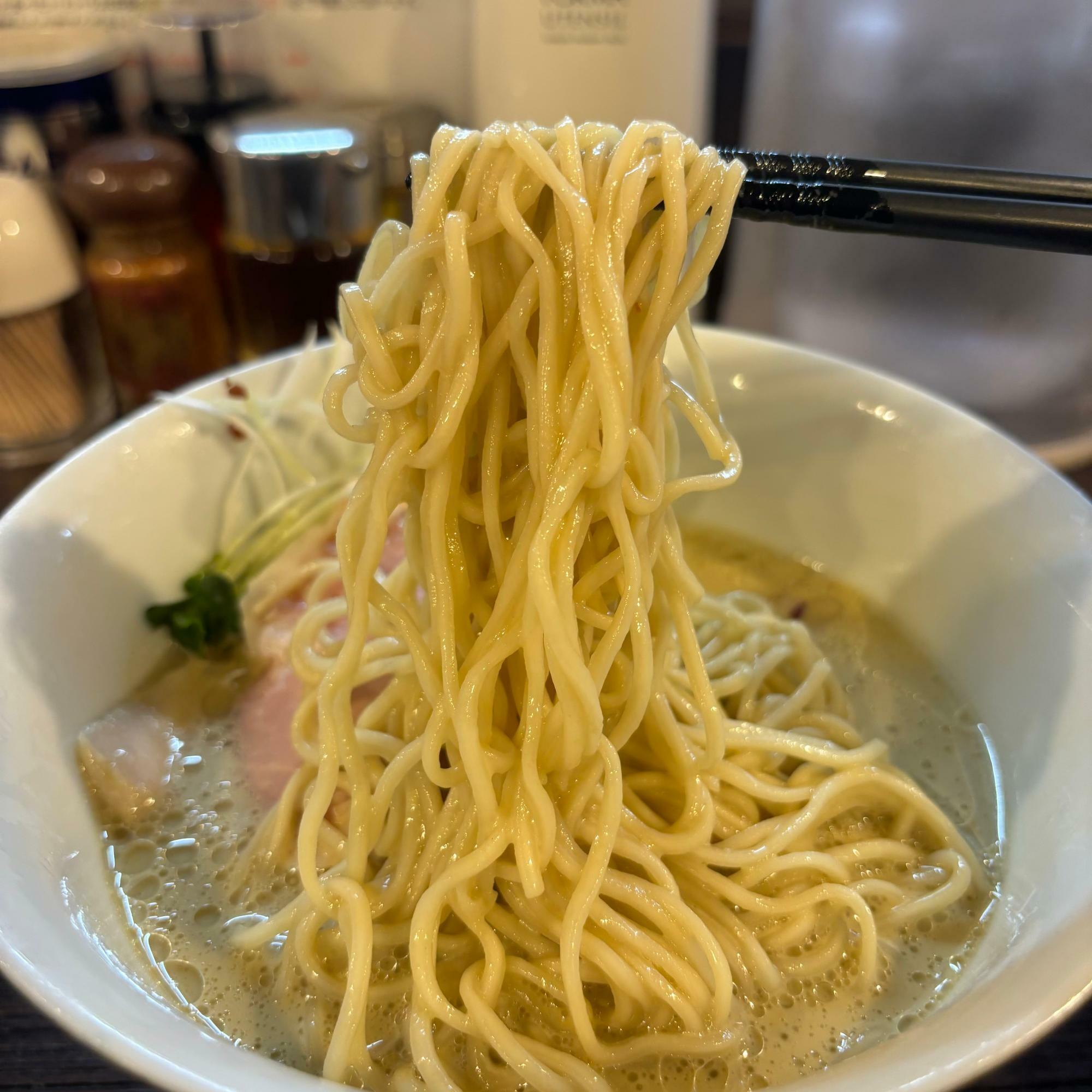 菅野製麺所の麺箱が外に置いてあります。