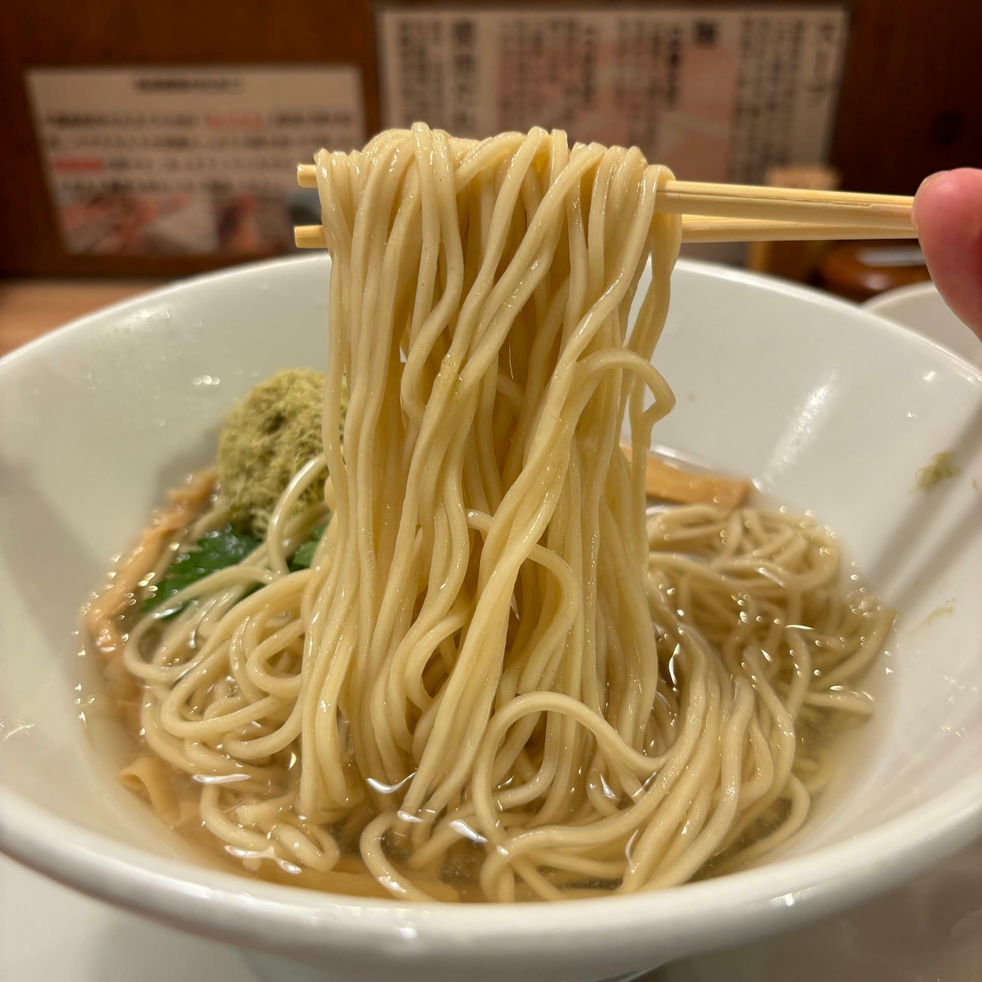 昆布水(通称TAKANO WATER)は普通のラーメンと同じくらい惜しみなく注がれています。