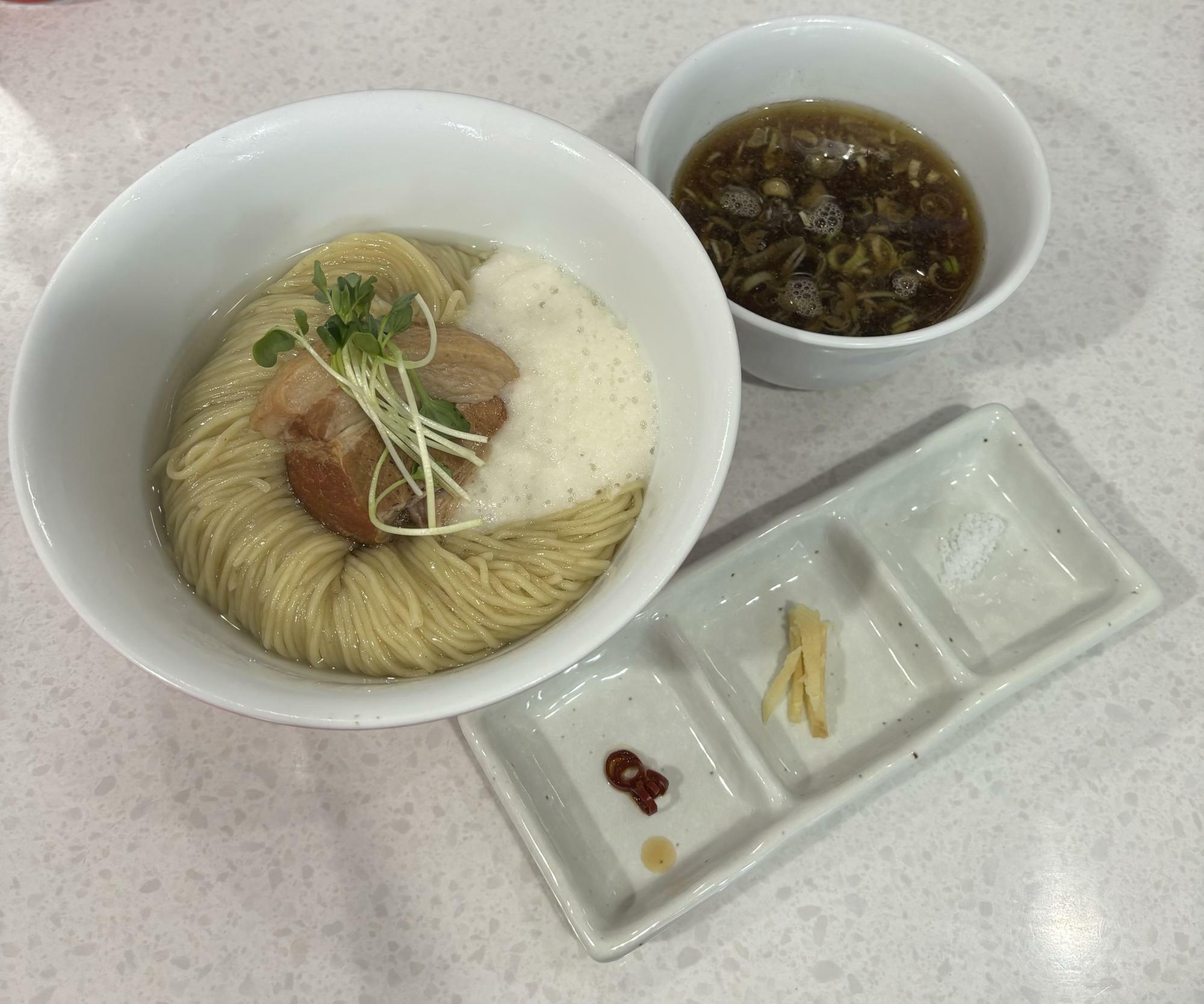 和出汁で食べるとろろ芋と昆布水の角煮つけ麺