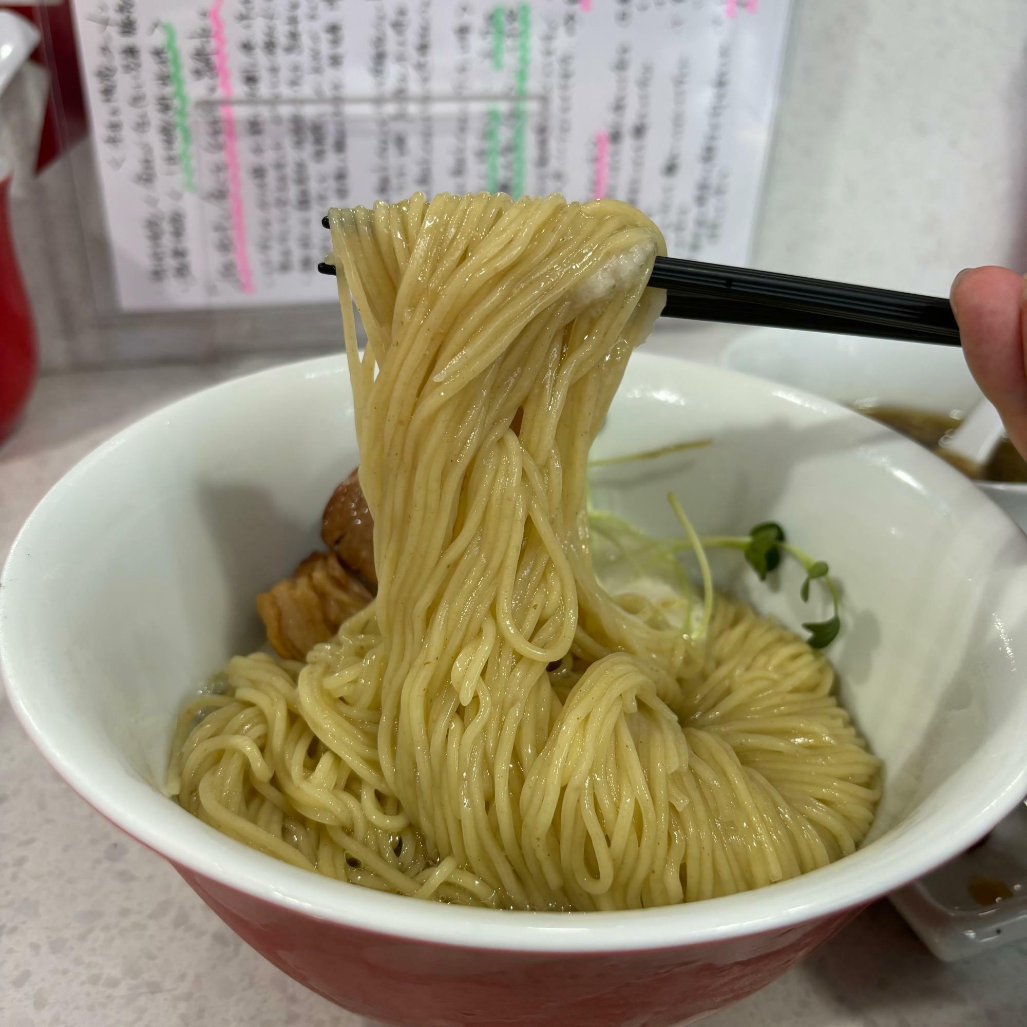 キレイに整えられた麺線に巨大な角煮ととろろ芋が添えられています。