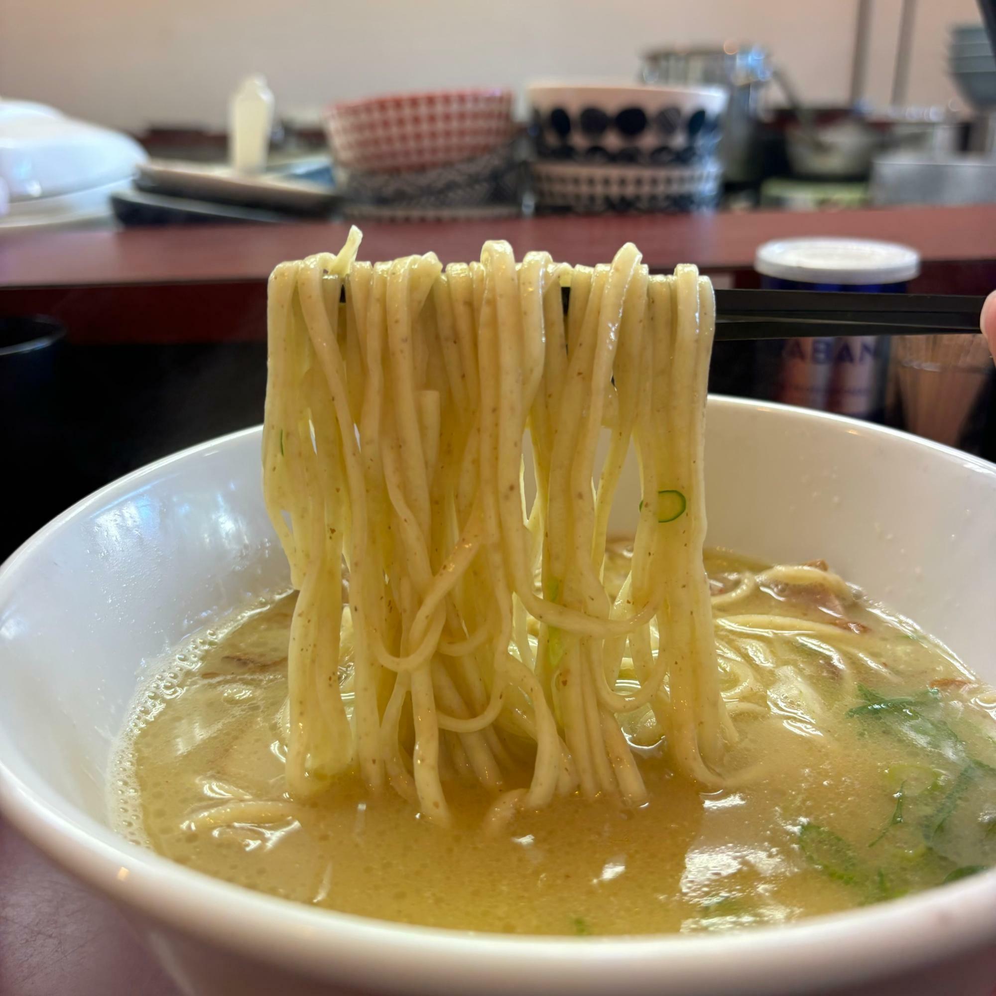 佐々木製麺を使用しており醤油、塩、鶏白湯でそれぞれ麺が異なります。